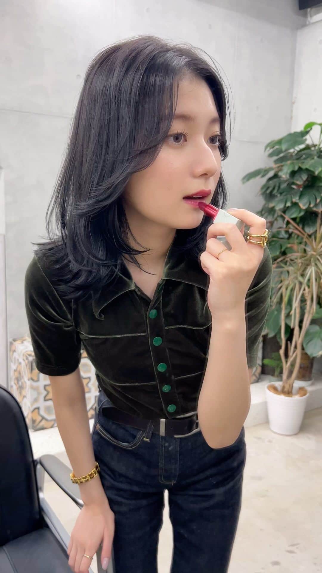 のインスタグラム：「髪の毛暗くしたよー！ 黒髪が1番好きだな🖤」