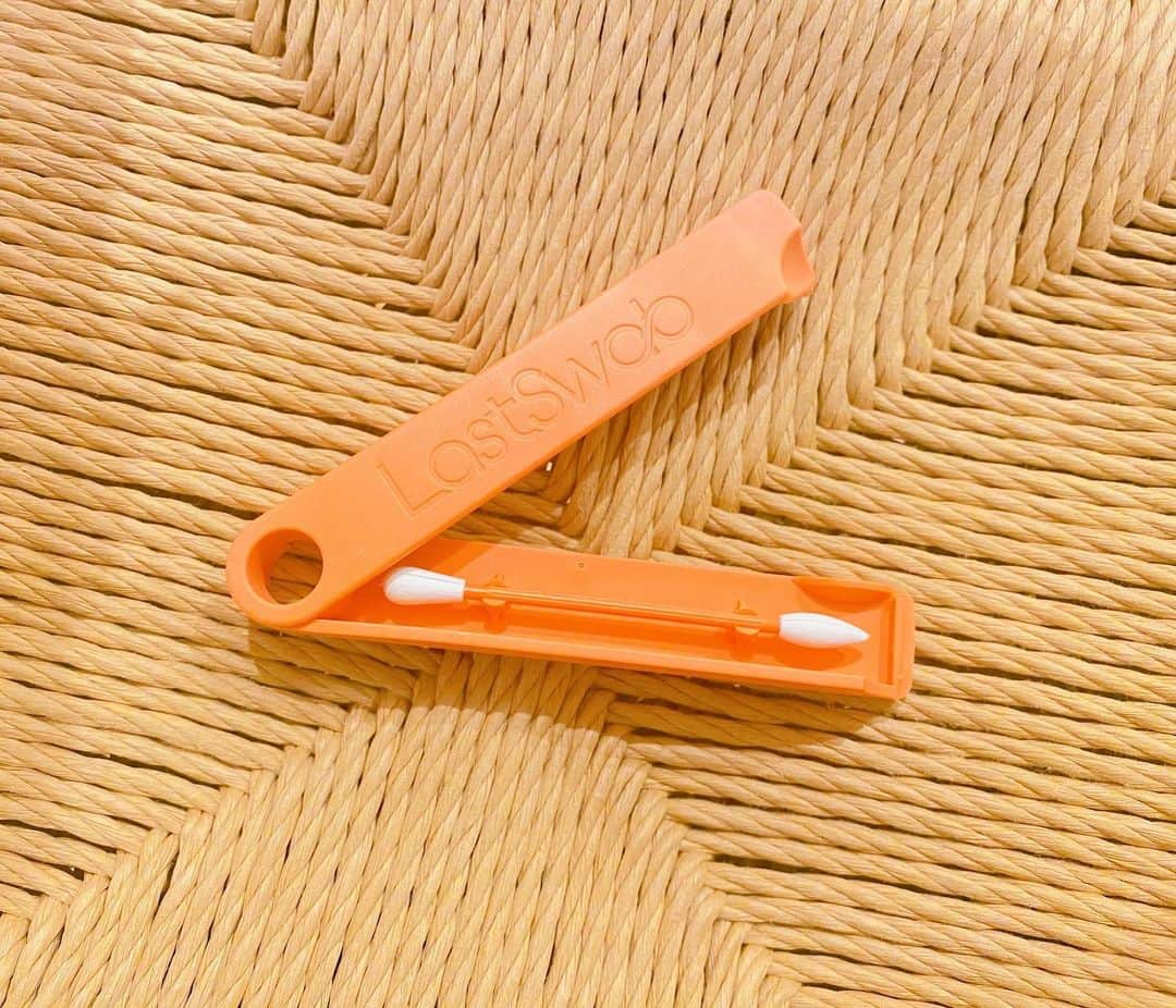 ベッキーのインスタグラム：「@biople フェスへ。  biopleとはbio (オーガニック)なpeople (人)を意味する造語です。 国内外の選りすぐりのプロダクトと出合えるビープルさんのフェス！  こちらの綿棒には感動。 これ、繰り返し使える綿棒なんです。 色々なタイプがあるんですが、私はメイク直し用を頂きました。  水と石鹸で洗い流せて繰り返し使える。 ケースは植物原料でできている。 ケースの内側にはミラーも別で買ってつけられました！  最高です！ こういうものを探してた！！ 大切に使わせもらいます。」