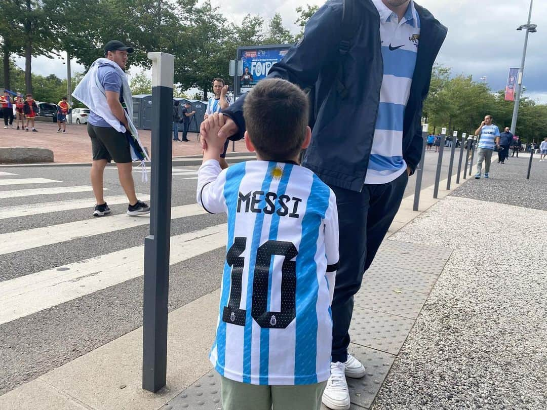 山﨑誠さんのインスタグラム写真 - (山﨑誠Instagram)「🏉 ラグビーワールドカップ、🇫🇷サンテティエンヌで🇦🇷×🇼🇸戦のリポートを担当しました！  始まる前から、アルゼンチンファンは流石の熱気。そしてメッシ選手のユニフォームを着ている方も多数！！ #rugby #RWC23 #SaintÉtienne #argentina #samoa」9月23日 21時08分 - yamazaki.makoto08