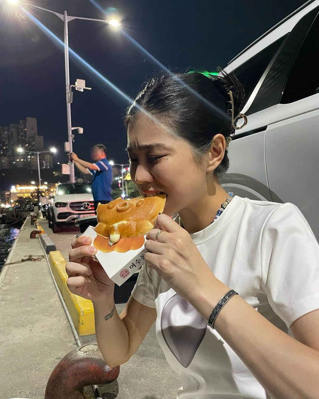 のインスタグラム：「食べてる顔必死すぎる😂 TOPSは多くのK-popアイドルが着用しているブランド @2000.archives のもの💗 サラッとした生地で着心地も良くてお気に入り🤓 . #2000archives」