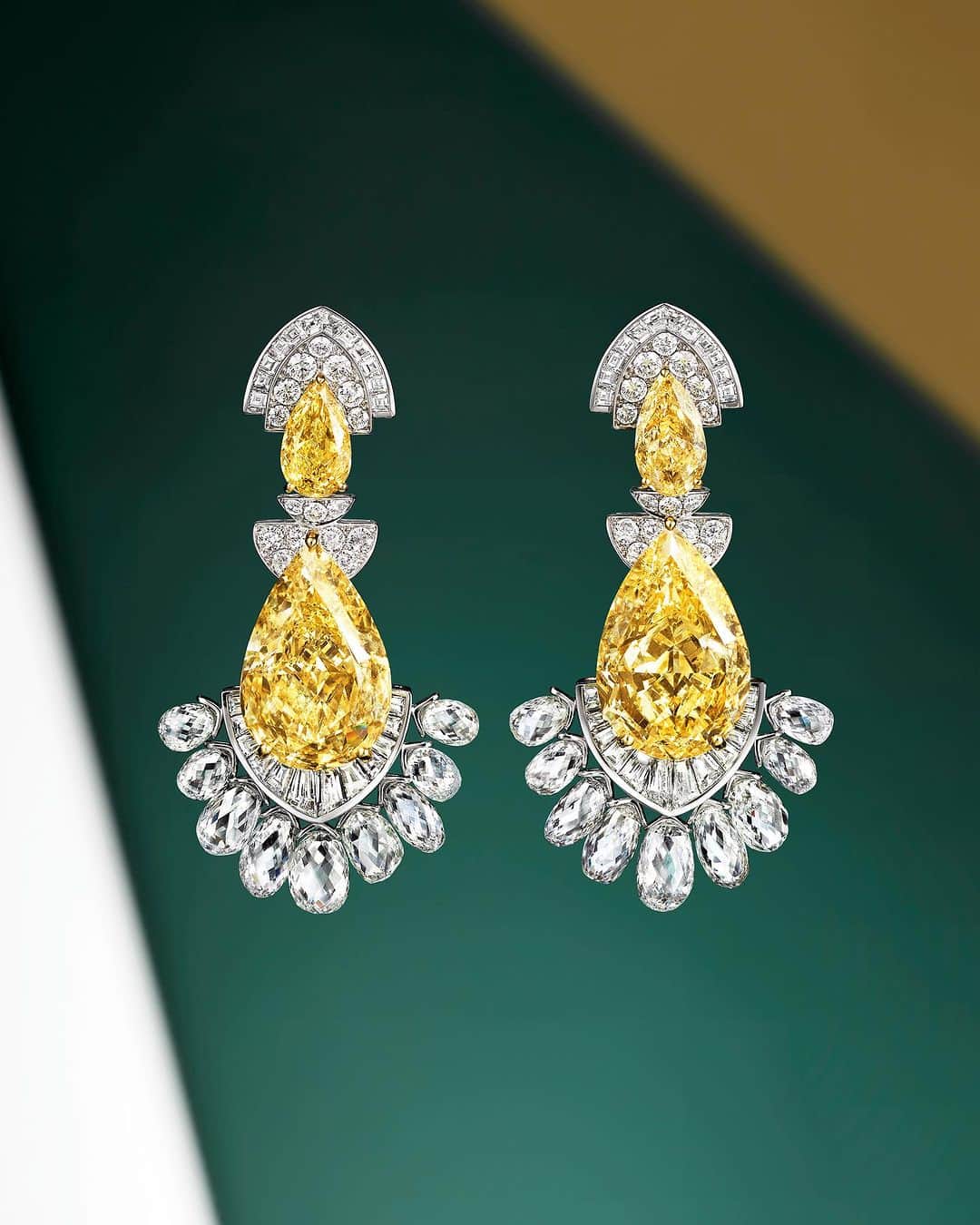 Graffさんのインスタグラム写真 - (GraffInstagram)「Golden hour. Playing with texture and light, two 19 carat Fancy Yellow pear shape diamonds are elevated above a contemporary arrangement of scintillating white diamond briolettes, resulting in mesmerising waves of light in these high jewellery earrings.  #GraffDiamonds」9月23日 21時09分 - graff
