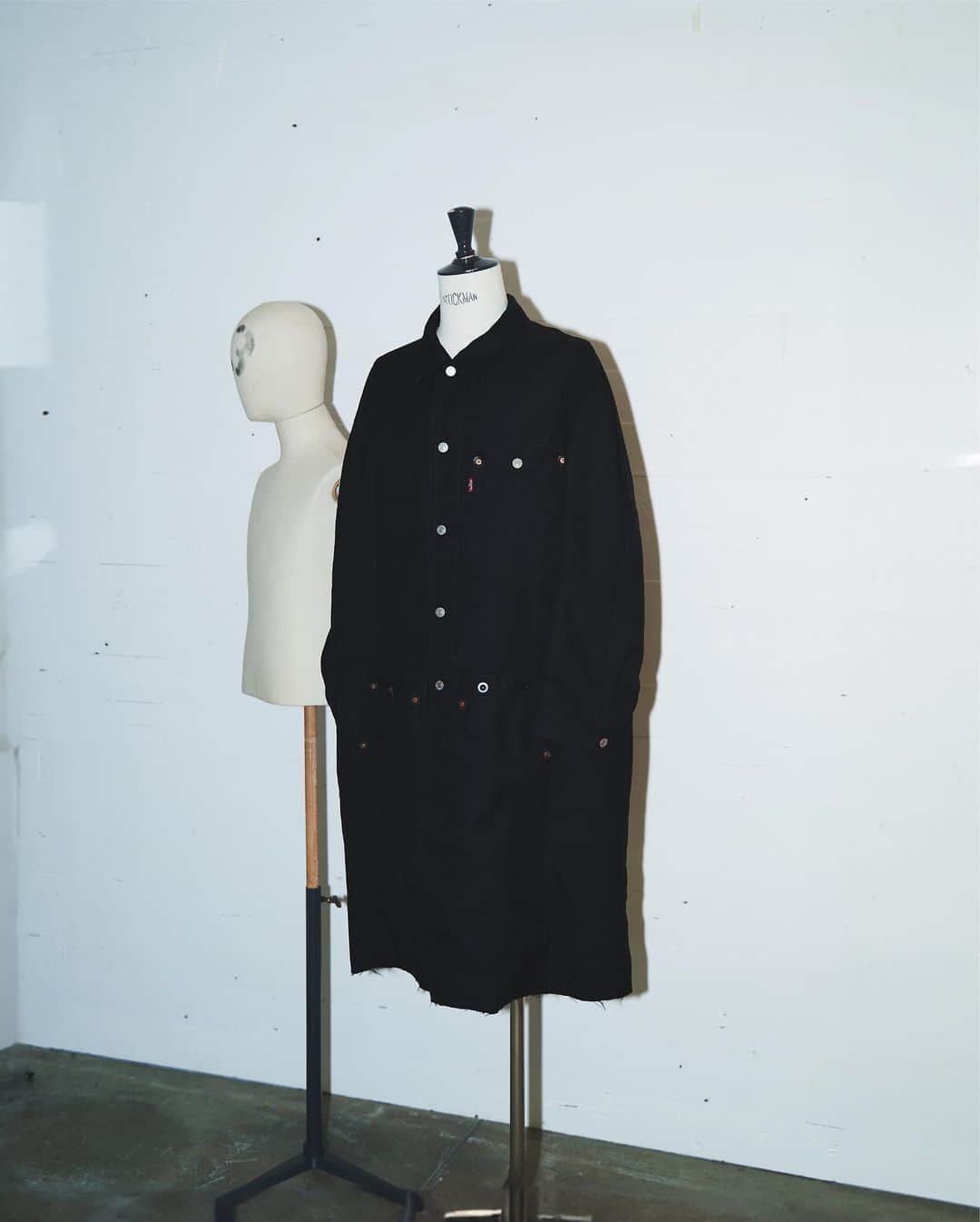 のインスタグラム：「【JUNYA WATANABE MAN×levis】 伝統的な物づくりと、歴史あるベーシックを解釈・解体して、新しいメンズカジュアルを打ち出しています。良き物づくりの工場を所有した尊敬出来るブランドとのコラボレーションを手法とし、Wネームの先駆け的存在のブランドとしても高い評価を得ています。  no.23020731101030 @baycrews   #jointworks#junyawatanabeman #levis」
