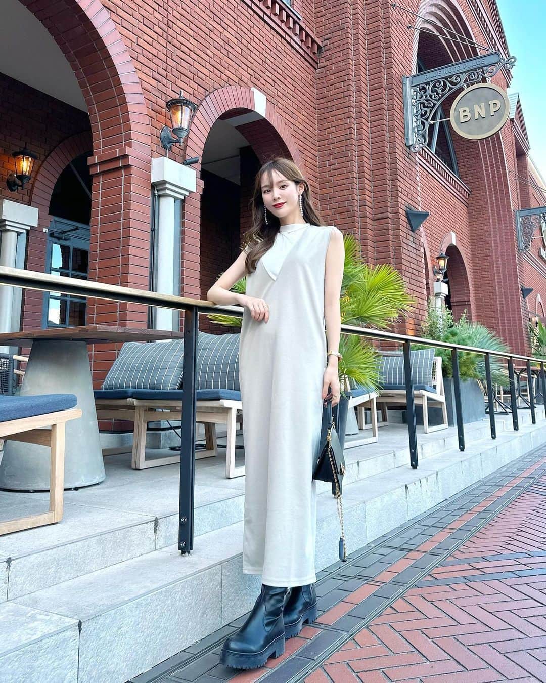 磯田 ひかる(Hikaru Isoda) のインスタグラム：「こんばんは🌛週末ですね〜🤍 今日は一日雨なのでゆっくりしてました☔☔   この日はジャンスカコーデ🩶 まだ暑かったのでノースリニットを合わせたよ🥰  【着用アイテム】 Dress @classicalelf_official  Vネックロングジャンパースカート グレイッシュベージュ M ¥2,999  Tops @gu_for_all_  ミニハイネックセーター(ノースリーブ)Z(アンサンブル可能) ブラック S ¥1990  Bag @polene_paris  Shoes @evol_official0」