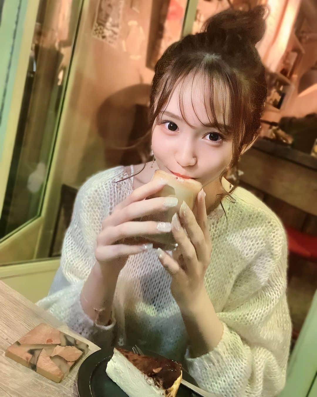 ぷーちゃんのインスタグラム：「🐶🍯  バスクチーズケーキ おいしすぎて目が点( ꒪ͧ-꒪ͧ)  みんな何ケーキがすき？🫶  #大阪カフェ#大阪グルメ #大阪#関西カフェ#関西グルメ」