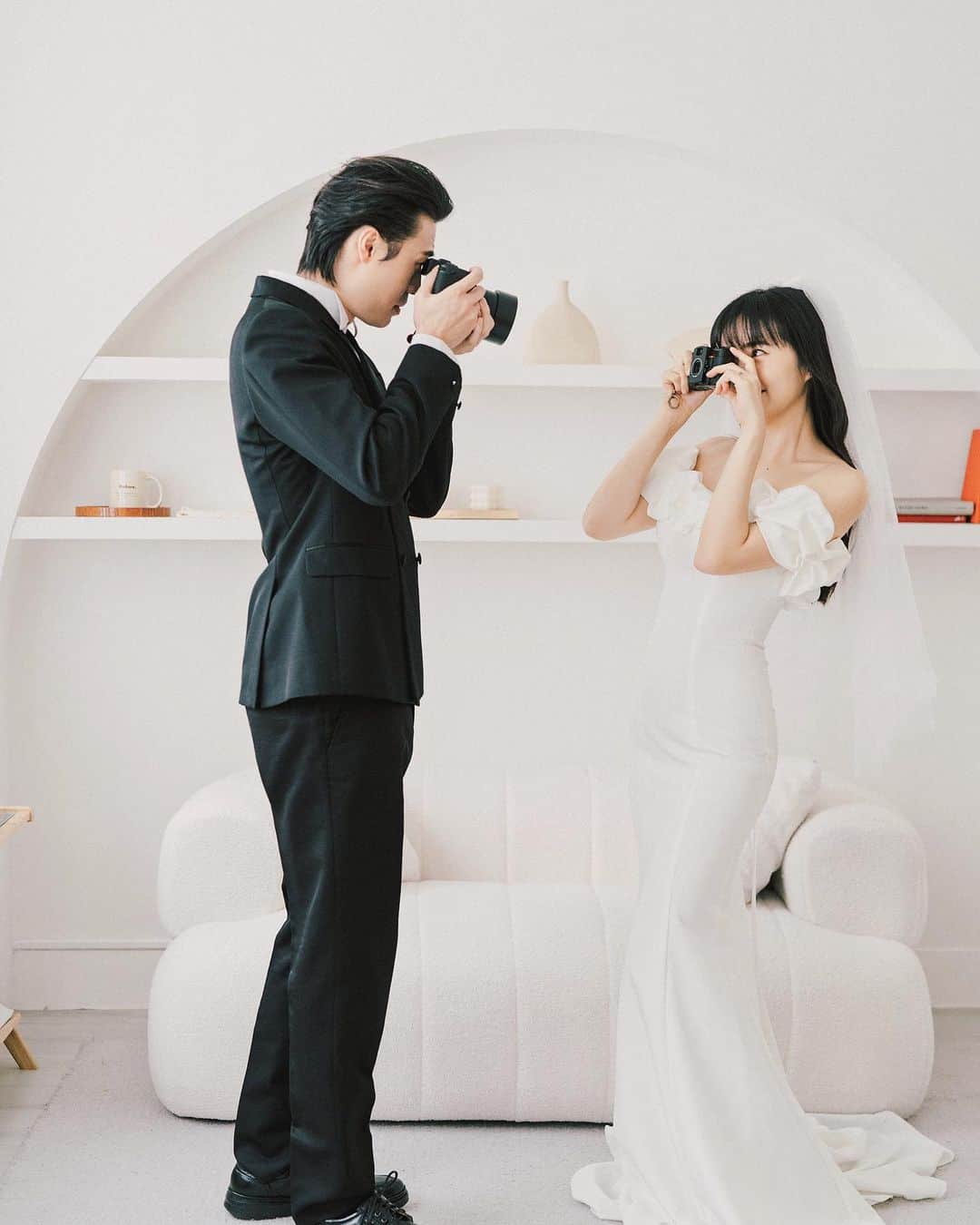 Dewi Chienさんのインスタグラム写真 - (Dewi ChienInstagram)「💐婚紗照part3。  其實這是我們的婚紗照初體驗，以前就在想，結了婚要拍一組生活感的婚紗照，去些喜歡的地方、有故事的地方，把我們最自然真實的樣子都紀錄下來。 #大衛婚禮紀錄  👰🏻‍♀️ @ours.bride  🤵🏻 @vandome_suit  📷 @daran_wu @thestagephotography  💄 @arialping  💇🏻‍♀️ @actomlee」9月23日 21時16分 - dewichien