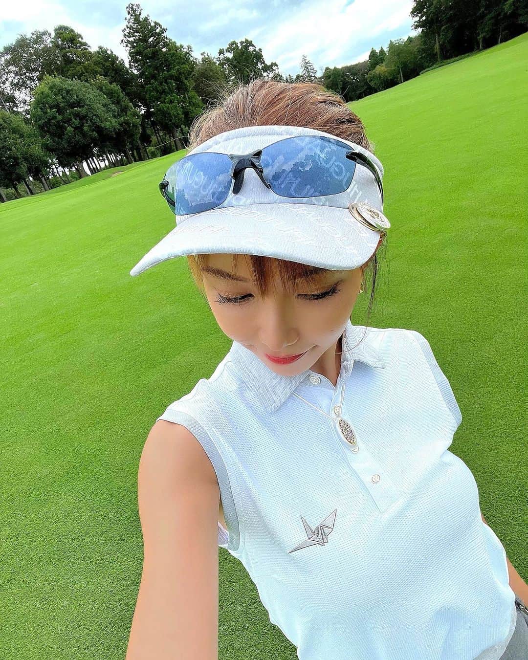 石関いづみさんのインスタグラム写真 - (石関いづみInstagram)「𝐅𝐚𝐯𝐨𝐫𝐢𝐭𝐞 𝐒𝐮𝐧𝐠𝐥𝐚𝐬𝐬𝐞𝐬 𓂃◌𓈒𓐍  愛用中のサングラス🕶️ @swanseyewear   この日はスポーツタイプを着用したよ☺︎ フィット感と軽さがお気に入り♡ ． ． グリッジ主催のグリッジカップで 試着しながらラウンドできるので この着け心地の良さを感じてね☺︎ @gridge562 ． ． 🕶️モデル名：Airess-Leaf fit （エアレス・リーフフィット） FIT : SALF-0067 レンズ：偏光ULTRAアイスブルー ． ． ． ． #swanseyewear #スワンズ #ゴルフサングラス #スワンズアイウェア #ウルトラレンズ #ultralens #スワンズゴルフ #グリッジカップ #grigecup #pr #ゴルフ #ゴルフウェア #ゴルフ女子 #ゴルフ大好き #ゴルフコーデ #golf #골프 #골프스타그램 #골프패션 #골프좋아하는 #ウノピゥ #ウノピゥウノウグァーレトレ」9月23日 21時16分 - izumingolf