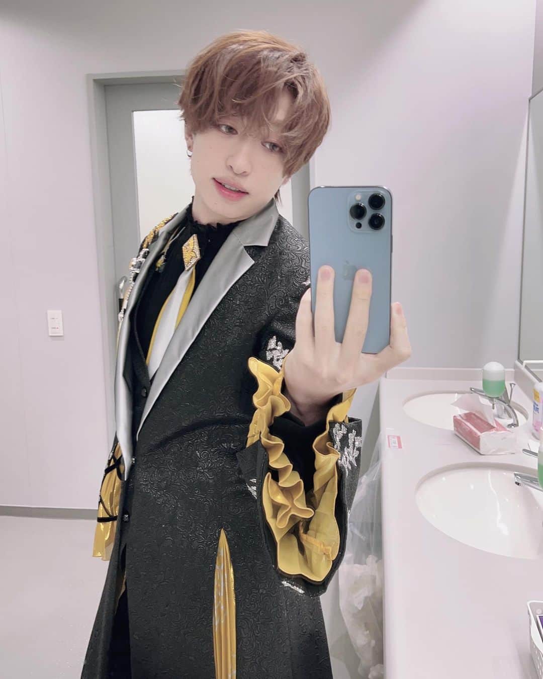 センラのインスタグラム：「素敵な衣装に感謝感謝！3枚！  #浦島坂田船夏ツアー2023 #センラー #ファイナルありがとう」