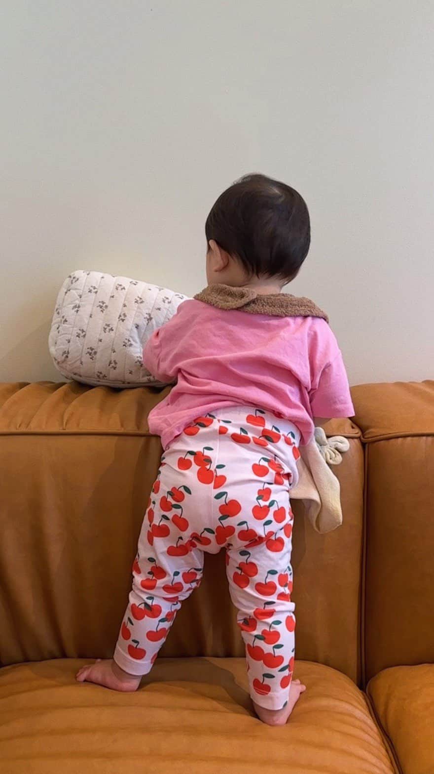岩渕加恵のインスタグラム：「🩷 b y e 👋🏻 b y e 🩷 翠たんのぉ〜〜〜 全力ばいばい始まるよっ👶🏻🍒笑  最近両手お手振り👋🏻とばいばい👋🏻が 分かってきたみたいでよくやってくれる🌼  バイバイ前のお婆ちゃんみたいな口がたまらんっ🤣🫰🏻🩷  #翠たんの成長キロク♡ #カラフルコーデ （娘も一緒に🌈笑 #翠たんの日常♡」