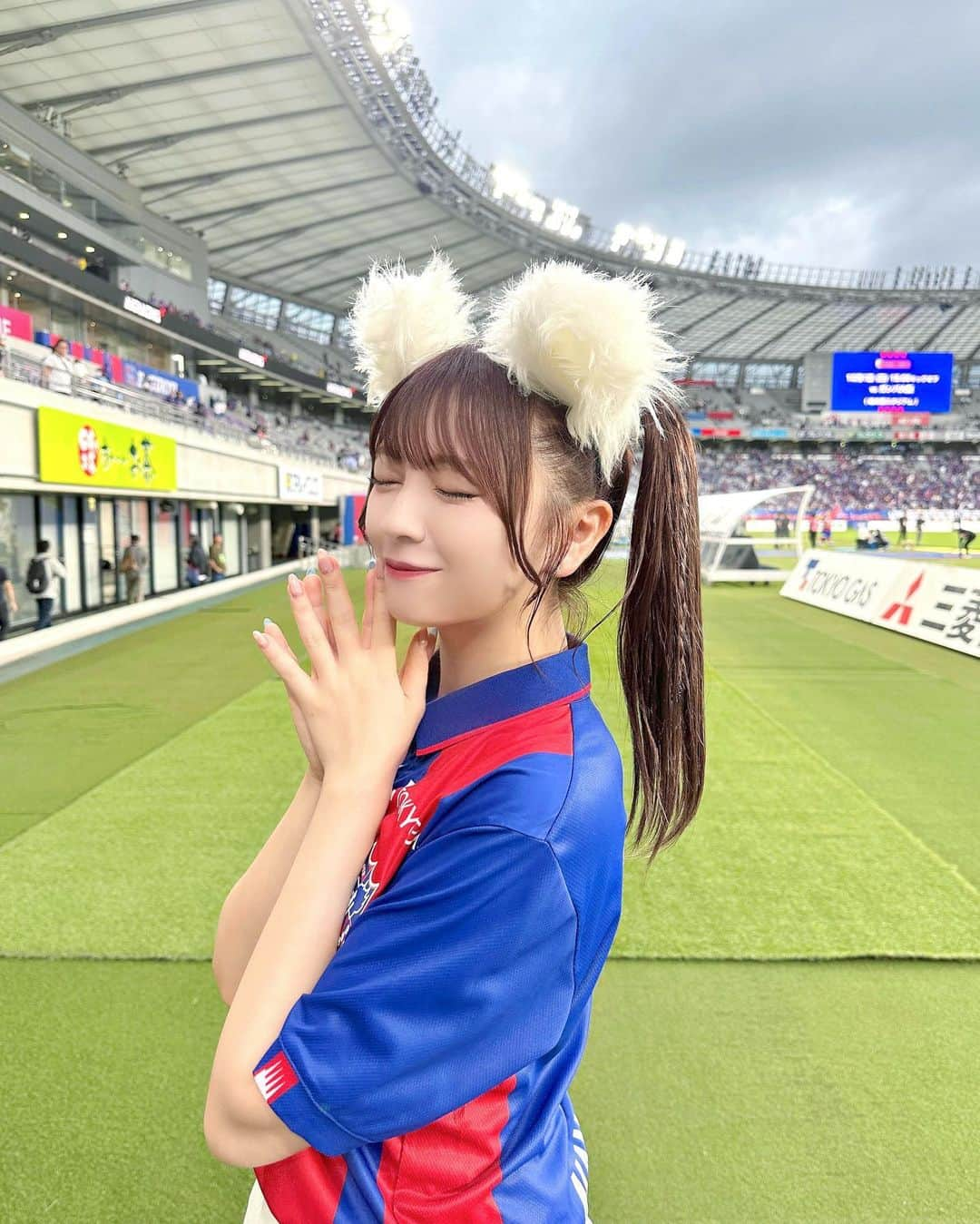 廣川奈々聖さんのインスタグラム写真 - (廣川奈々聖Instagram)「#25thAnnivFCT 🔵🔴 ありがとうございました！🐈🤍 ⁡ ⁡ 青赤パークでライブをしたり ハーフタイム中にピッチをぐるっとまわったり 沢山の貴重な経験をさせていただきました！😭 ⁡ いつかグループでできたらいいな…が詰まった1日だったな 感無量です(;_;)🪄︎︎、 ⁡ ⁡ ⁡ 観に行く試合、負けることがあんまりなくて(👶🏻ドヤ) よりによって今日負けたらどうしよう… ってドキドキしていたけど あまりにも劇的な試合が観られて最っっ高だった！(;_;)✨ ⁡ ⁡ ⁡ 温かく迎えてくれたサポーターの皆さん そして応援に来てくれたわーしっぷに 心からありがとうの気持ちでいっぱいです！ ⁡ ⁡ また皆でサッカーのお仕事できたらいいな 💭♡ ⁡ ⁡ #FC東京 25周年と ドロンパお誕生日おめでとうございます🎉♡ ⁡ ⁡ ⁡ ⁡ ⁡ #fctokyo #味の素スタジアム  #東京ドロンパ  #jleague #味スタ #ユニフォーム #tokyo #j1」9月23日 21時20分 - nanaseven7_u_u