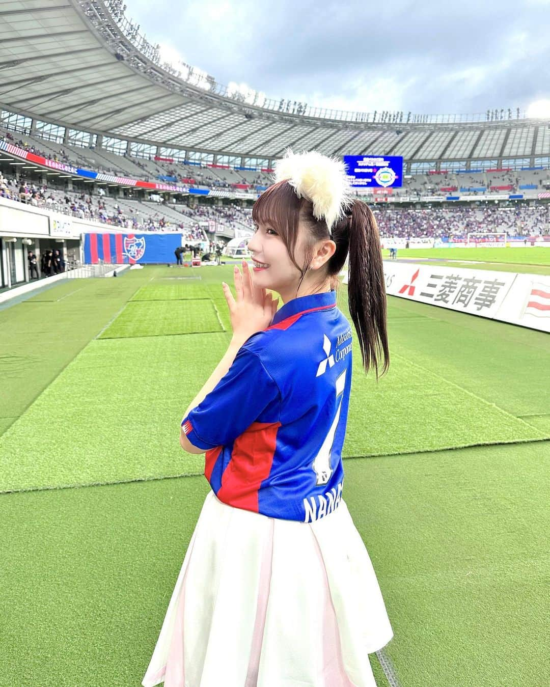 廣川奈々聖のインスタグラム：「#25thAnnivFCT 🔵🔴 ありがとうございました！🐈🤍 ⁡ ⁡ 青赤パークでライブをしたり ハーフタイム中にピッチをぐるっとまわったり 沢山の貴重な経験をさせていただきました！😭 ⁡ いつかグループでできたらいいな…が詰まった1日だったな 感無量です(;_;)🪄︎︎、 ⁡ ⁡ ⁡ 観に行く試合、負けることがあんまりなくて(👶🏻ドヤ) よりによって今日負けたらどうしよう… ってドキドキしていたけど あまりにも劇的な試合が観られて最っっ高だった！(;_;)✨ ⁡ ⁡ ⁡ 温かく迎えてくれたサポーターの皆さん そして応援に来てくれたわーしっぷに 心からありがとうの気持ちでいっぱいです！ ⁡ ⁡ また皆でサッカーのお仕事できたらいいな 💭♡ ⁡ ⁡ #FC東京 25周年と ドロンパお誕生日おめでとうございます🎉♡ ⁡ ⁡ ⁡ ⁡ ⁡ #fctokyo #味の素スタジアム  #東京ドロンパ  #jleague #味スタ #ユニフォーム #tokyo #j1」