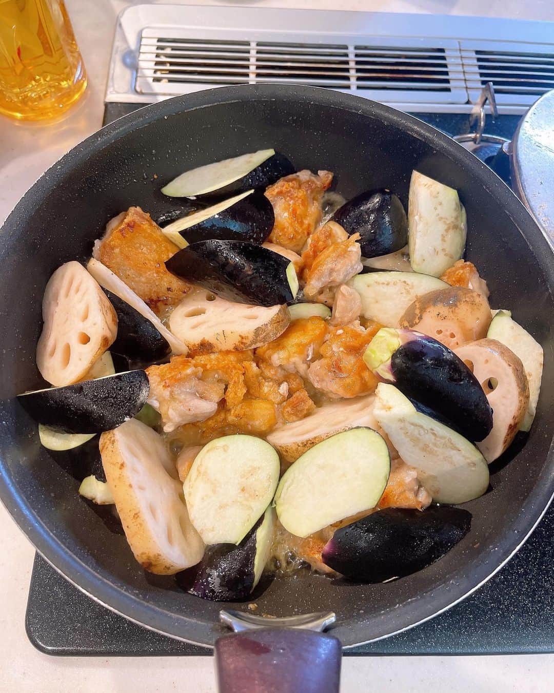 みきママさんのインスタグラム写真 - (みきママInstagram)「【さんまを上手に食べられるかどうか？】  れんくん、高校1年生です。勉強してるのかー❓  すると、れんくん「文化祭終わってすぐに体育祭で、文化祭実行委員と応援団で勉強どころじゃない。」  だから疲れて寝ちゃって、晩御飯食べなかったのか。  今日は、さっきスーパーに行ったら、秋刀魚が2尾で600円から350円に下がってたので、ゲットしてきました〜‼️黒酢炒めと一緒にどうぞ〜‼️  私「秋刀魚を上手に食べられるかな？」白身の部分残さず食べれるかな？  1時間後。れんくん「秋刀魚、余裕。」ってさ。上手に食べれるようになったね。  でもさ、食べるの遅くない？お前さんは、フランス人かー。←褒めてます。  #みきママ　#さんま #秋刀魚　 #高校生 #高校男子　#japanesefood #japanesecuisine #saury #japan #healthyfood  #fish」9月23日 21時23分 - mikimama_official