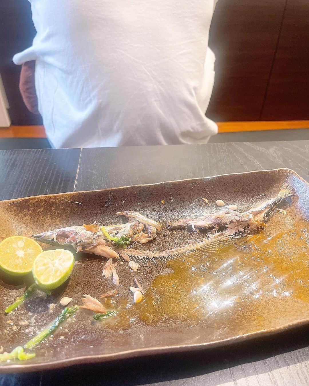 みきママさんのインスタグラム写真 - (みきママInstagram)「【さんまを上手に食べられるかどうか？】  れんくん、高校1年生です。勉強してるのかー❓  すると、れんくん「文化祭終わってすぐに体育祭で、文化祭実行委員と応援団で勉強どころじゃない。」  だから疲れて寝ちゃって、晩御飯食べなかったのか。  今日は、さっきスーパーに行ったら、秋刀魚が2尾で600円から350円に下がってたので、ゲットしてきました〜‼️黒酢炒めと一緒にどうぞ〜‼️  私「秋刀魚を上手に食べられるかな？」白身の部分残さず食べれるかな？  1時間後。れんくん「秋刀魚、余裕。」ってさ。上手に食べれるようになったね。  でもさ、食べるの遅くない？お前さんは、フランス人かー。←褒めてます。  #みきママ　#さんま #秋刀魚　 #高校生 #高校男子　#japanesefood #japanesecuisine #saury #japan #healthyfood  #fish」9月23日 21時23分 - mikimama_official
