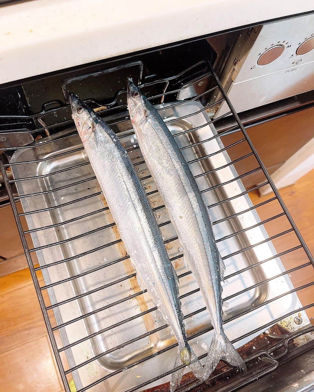 みきママさんのインスタグラム写真 - (みきママInstagram)「【さんまを上手に食べられるかどうか？】  れんくん、高校1年生です。勉強してるのかー❓  すると、れんくん「文化祭終わってすぐに体育祭で、文化祭実行委員と応援団で勉強どころじゃない。」  だから疲れて寝ちゃって、晩御飯食べなかったのか。  今日は、さっきスーパーに行ったら、秋刀魚が2尾で600円から350円に下がってたので、ゲットしてきました〜‼️黒酢炒めと一緒にどうぞ〜‼️  私「秋刀魚を上手に食べられるかな？」白身の部分残さず食べれるかな？  1時間後。れんくん「秋刀魚、余裕。」ってさ。上手に食べれるようになったね。  でもさ、食べるの遅くない？お前さんは、フランス人かー。←褒めてます。  #みきママ　#さんま #秋刀魚　 #高校生 #高校男子　#japanesefood #japanesecuisine #saury #japan #healthyfood  #fish」9月23日 21時23分 - mikimama_official