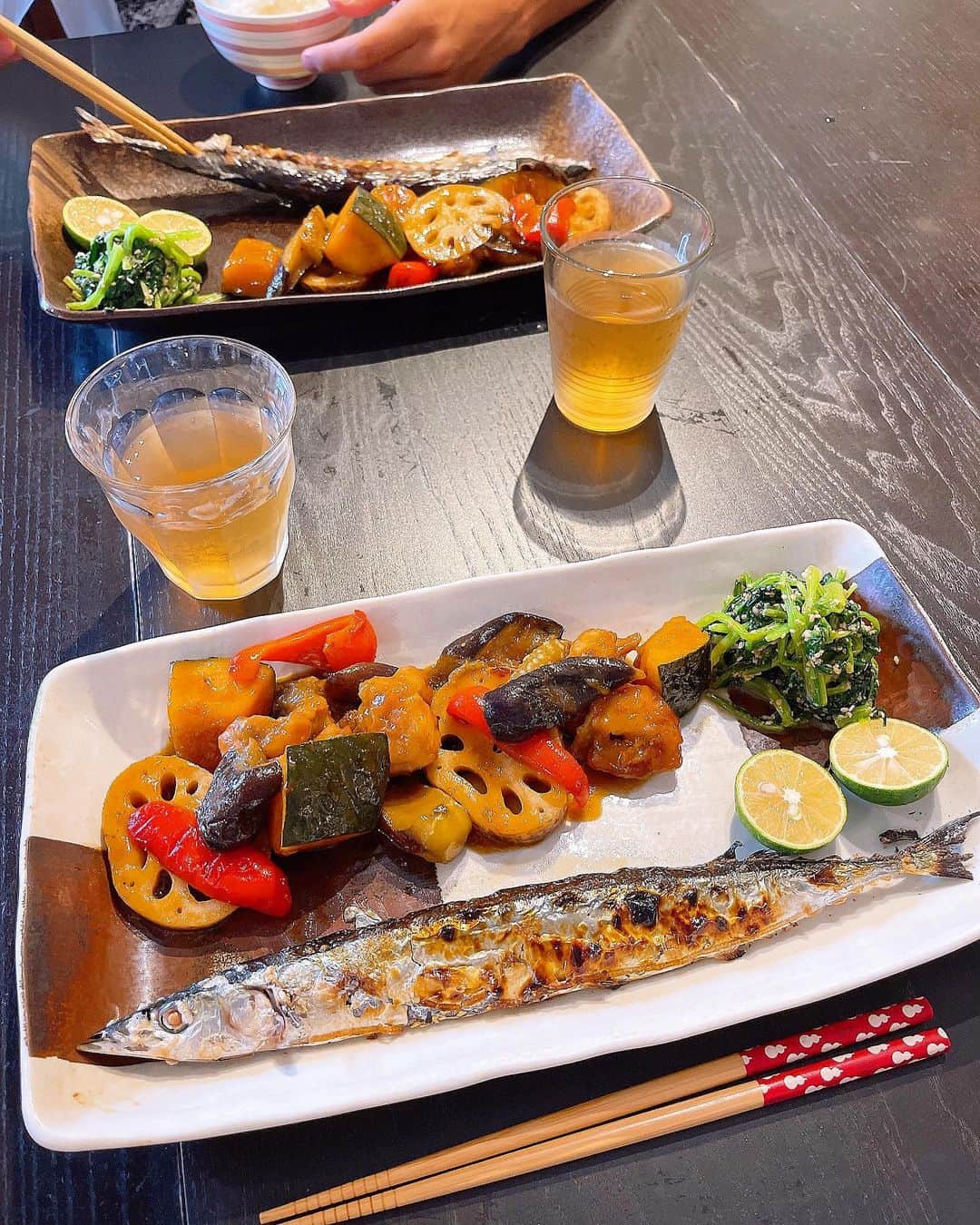 みきママさんのインスタグラム写真 - (みきママInstagram)「【さんまを上手に食べられるかどうか？】  れんくん、高校1年生です。勉強してるのかー❓  すると、れんくん「文化祭終わってすぐに体育祭で、文化祭実行委員と応援団で勉強どころじゃない。」  だから疲れて寝ちゃって、晩御飯食べなかったのか。  今日は、さっきスーパーに行ったら、秋刀魚が2尾で600円から350円に下がってたので、ゲットしてきました〜‼️黒酢炒めと一緒にどうぞ〜‼️  私「秋刀魚を上手に食べられるかな？」白身の部分残さず食べれるかな？  1時間後。れんくん「秋刀魚、余裕。」ってさ。上手に食べれるようになったね。  でもさ、食べるの遅くない？お前さんは、フランス人かー。←褒めてます。  #みきママ　#さんま #秋刀魚　 #高校生 #高校男子　#japanesefood #japanesecuisine #saury #japan #healthyfood  #fish」9月23日 21時23分 - mikimama_official