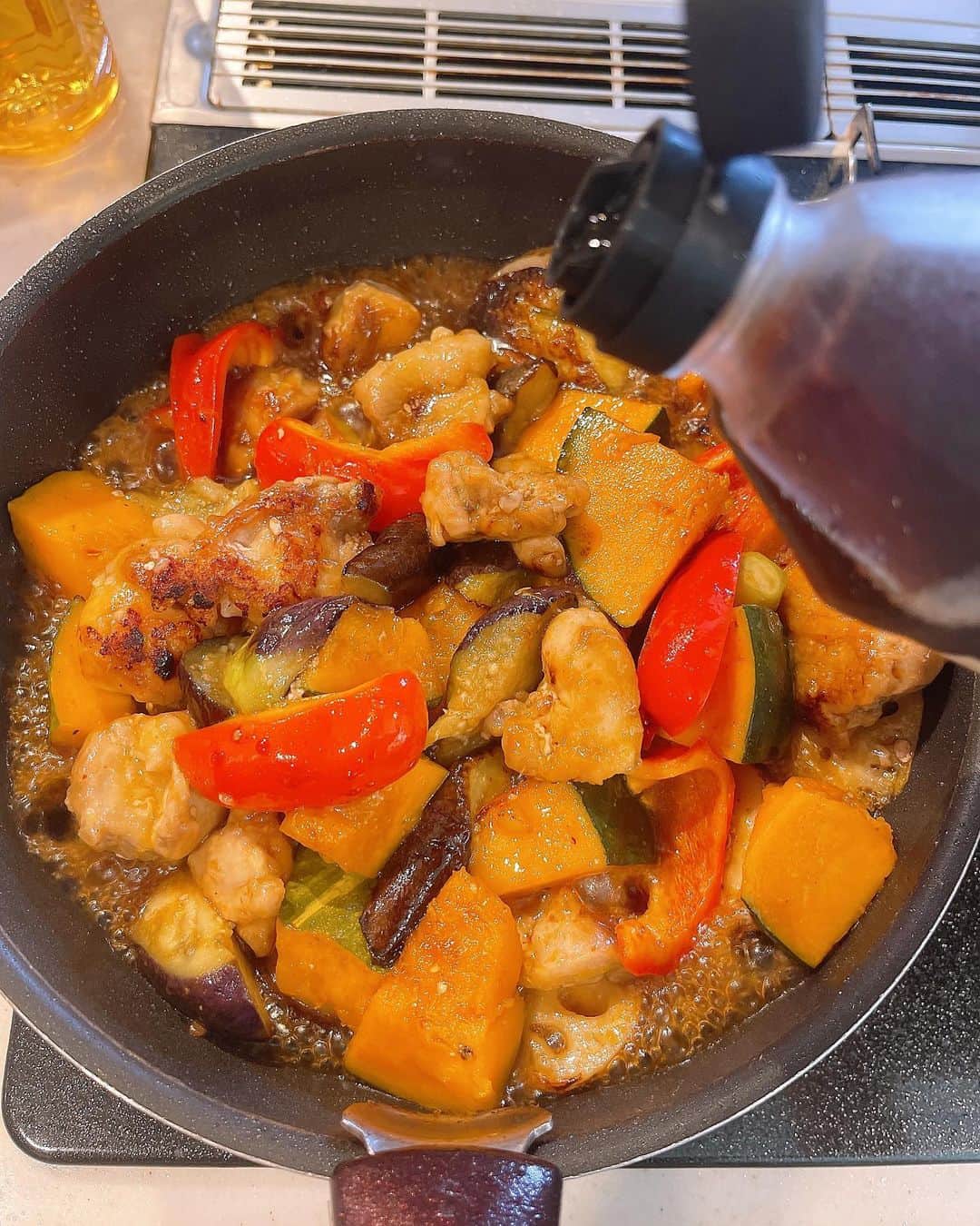 みきママさんのインスタグラム写真 - (みきママInstagram)「【さんまを上手に食べられるかどうか？】  れんくん、高校1年生です。勉強してるのかー❓  すると、れんくん「文化祭終わってすぐに体育祭で、文化祭実行委員と応援団で勉強どころじゃない。」  だから疲れて寝ちゃって、晩御飯食べなかったのか。  今日は、さっきスーパーに行ったら、秋刀魚が2尾で600円から350円に下がってたので、ゲットしてきました〜‼️黒酢炒めと一緒にどうぞ〜‼️  私「秋刀魚を上手に食べられるかな？」白身の部分残さず食べれるかな？  1時間後。れんくん「秋刀魚、余裕。」ってさ。上手に食べれるようになったね。  でもさ、食べるの遅くない？お前さんは、フランス人かー。←褒めてます。  #みきママ　#さんま #秋刀魚　 #高校生 #高校男子　#japanesefood #japanesecuisine #saury #japan #healthyfood  #fish」9月23日 21時23分 - mikimama_official
