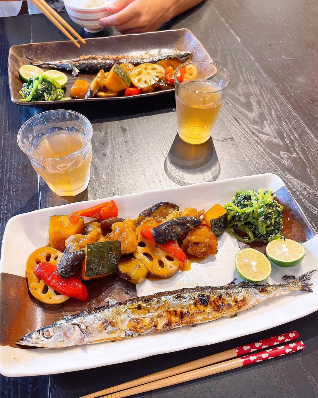 みきママさんのインスタグラム写真 - (みきママInstagram)「【さんまを上手に食べられるかどうか？】  れんくん、高校1年生です。勉強してるのかー❓  すると、れんくん「文化祭終わってすぐに体育祭で、文化祭実行委員と応援団で勉強どころじゃない。」  だから疲れて寝ちゃって、晩御飯食べなかったのか。  今日は、さっきスーパーに行ったら、秋刀魚が2尾で600円から350円に下がってたので、ゲットしてきました〜‼️黒酢炒めと一緒にどうぞ〜‼️  私「秋刀魚を上手に食べられるかな？」白身の部分残さず食べれるかな？  1時間後。れんくん「秋刀魚、余裕。」ってさ。上手に食べれるようになったね。  でもさ、食べるの遅くない？お前さんは、フランス人かー。←褒めてます。  #みきママ　#さんま #秋刀魚　 #高校生 #高校男子　#japanesefood #japanesecuisine #saury #japan #healthyfood  #fish」9月23日 21時23分 - mikimama_official
