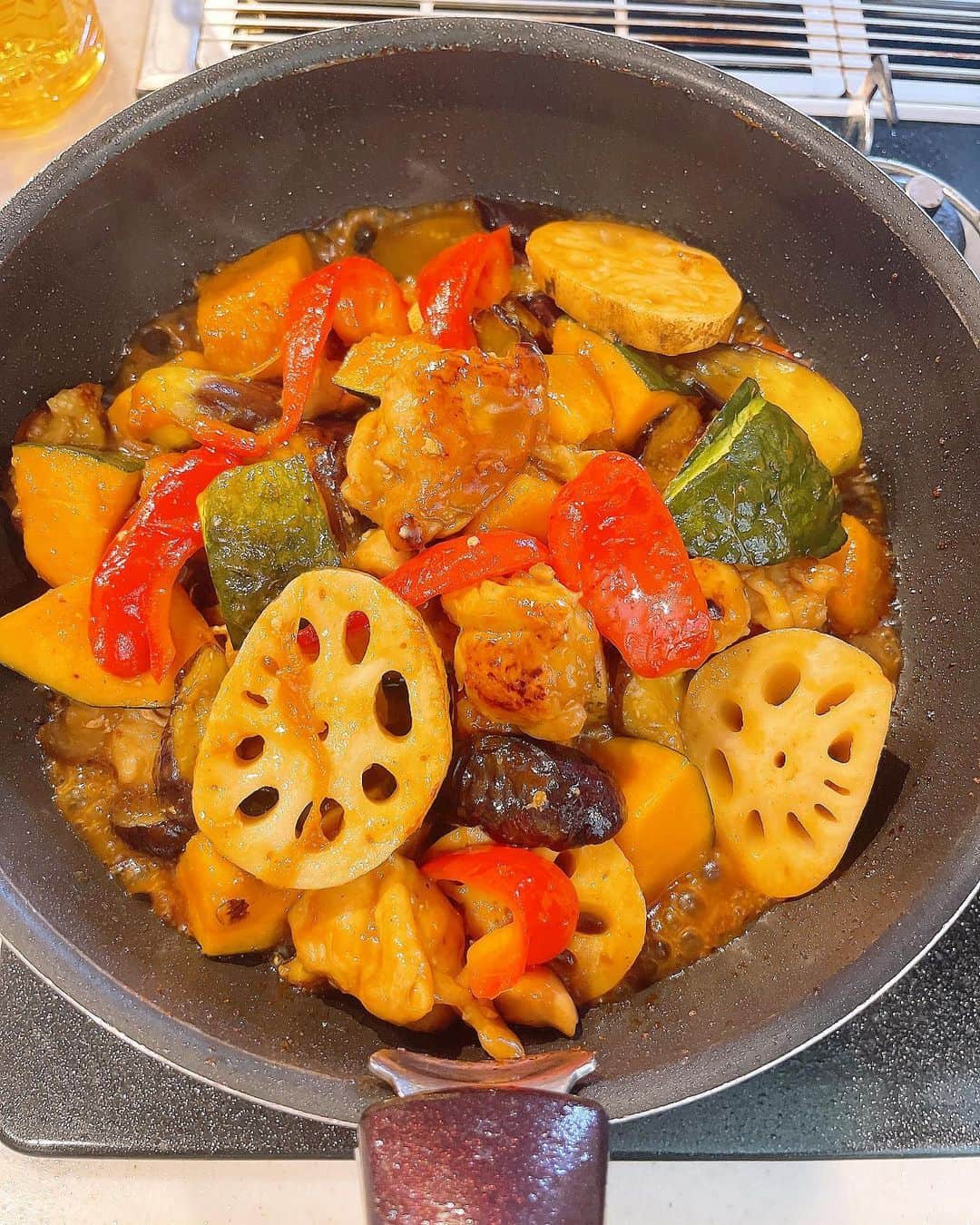 みきママさんのインスタグラム写真 - (みきママInstagram)「【さんまを上手に食べられるかどうか？】  れんくん、高校1年生です。勉強してるのかー❓  すると、れんくん「文化祭終わってすぐに体育祭で、文化祭実行委員と応援団で勉強どころじゃない。」  だから疲れて寝ちゃって、晩御飯食べなかったのか。  今日は、さっきスーパーに行ったら、秋刀魚が2尾で600円から350円に下がってたので、ゲットしてきました〜‼️黒酢炒めと一緒にどうぞ〜‼️  私「秋刀魚を上手に食べられるかな？」白身の部分残さず食べれるかな？  1時間後。れんくん「秋刀魚、余裕。」ってさ。上手に食べれるようになったね。  でもさ、食べるの遅くない？お前さんは、フランス人かー。←褒めてます。  #みきママ　#さんま #秋刀魚　 #高校生 #高校男子　#japanesefood #japanesecuisine #saury #japan #healthyfood  #fish」9月23日 21時23分 - mikimama_official