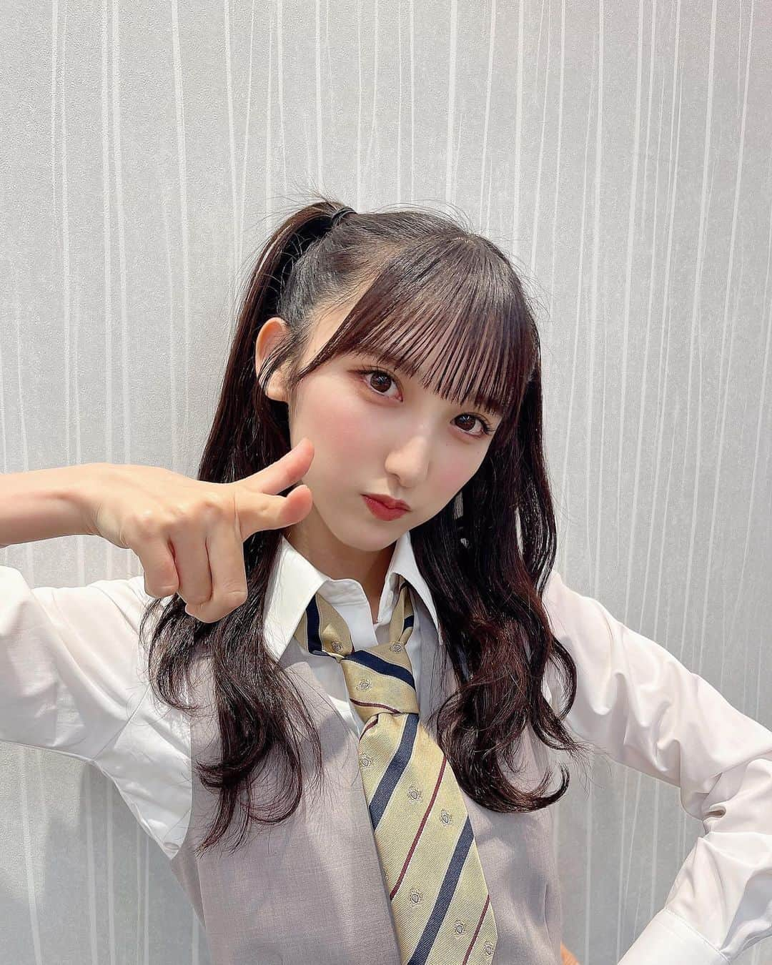 長友彩海さんのインスタグラム写真 - (長友彩海Instagram)「☺︎  みんな大好きサステナブル衣装💎  少しずつ寒くなってきて 夏の終わりを感じてます🥲  今年の夏、あと何十周もしたいくらい 皆との思い出が詰まった大切な夏になりました！  大人数での歌番組出演から始まり 2回の全国ファンミーティング 大好きなチームのコンサート 初めてのMV撮影 様々なアイドルフェス、音楽イベント 劇場公演、お話し会、HADOなど  皆さんのおかげでキラキラして あっという間に過ぎた最高な夏でした😌🏖☀️ メンバーと撮った集合写真とが嬉しくて全部宝物なんだ！  これからも沢山恩返ししていけるように頑張ります！！！  2023年の夏、ばいばい！ 👋🏻🤍   #akb48 #長友彩海 #idol #サステナブル #衣装  #ヘアアレンジ #ハーフツイン #ハーフアップ #三つ編み  #夏 #夏休み #summer #summer2023 #summervibes  #love #instagood #like4like #followme #f4f」9月23日 21時24分 - ayami.n_48