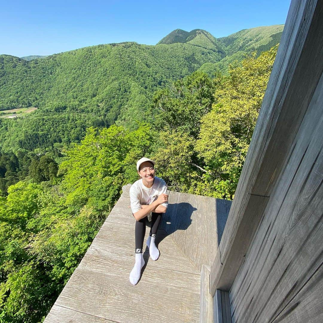 金ケ江悦子さんのインスタグラム写真 - (金ケ江悦子Instagram)「* 〜美の旅〜 「日本一危険な国宝」投入堂✨  鳥取県三朝町にある三徳山三佛寺の奥院。  軍手をしてないと危険な急斜面も多いけど  40分くらい？登ったところにある 崖の上に建っている文殊堂からみる景色が最高。  ⇒2枚目 山々が連なる絶景のパノラマ！ (怖いけど気持ちいい😌)  ⇒5枚目 おまけ。チェーンを使って降りてるところ。  2度目の今回。 (#かなりの時差投稿なのですが🙇‍♀️ )  何度訪れても 「違う景色」「違う感情」がうまれ その時の「自分の美意識」を高めてくれる。  それが自然を体感するということなのかなと。  ３回目はいつかなぁ😌  | #美旅  #人生の美意識を高める  #時を重ねた美  #意思ある美しさ  #美を紡ぐ  |  #美意識を磨く #美意識を磨く旅 #美の旅 #鳥取県 #投入堂 #日本一危険な国宝 #三徳山三佛寺 #三徳山三佛寺投入堂 #三徳山 #山登り ウェルビーイング #ウェルビーイングな生き方 #ウェルビーイングライフ #マインドフルネスな時間 #マインドフルネス」9月23日 21時25分 - etsuko_kanagae