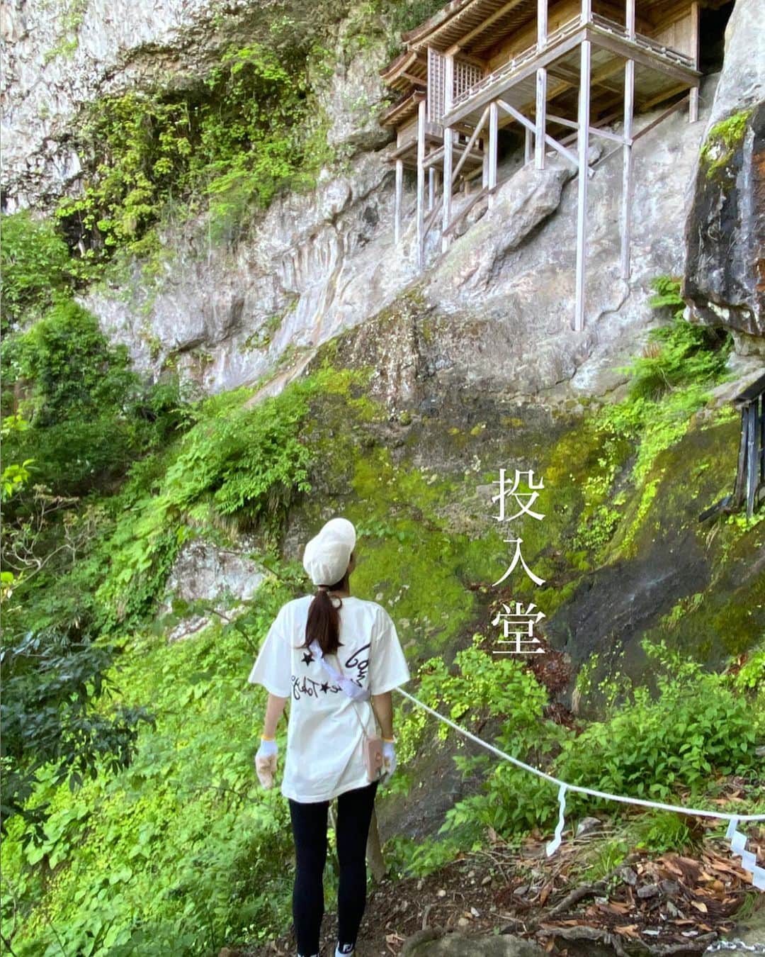 金ケ江悦子さんのインスタグラム写真 - (金ケ江悦子Instagram)「* 〜美の旅〜 「日本一危険な国宝」投入堂✨  鳥取県三朝町にある三徳山三佛寺の奥院。  軍手をしてないと危険な急斜面も多いけど  40分くらい？登ったところにある 崖の上に建っている文殊堂からみる景色が最高。  ⇒2枚目 山々が連なる絶景のパノラマ！ (怖いけど気持ちいい😌)  ⇒5枚目 おまけ。チェーンを使って降りてるところ。  2度目の今回。 (#かなりの時差投稿なのですが🙇‍♀️ )  何度訪れても 「違う景色」「違う感情」がうまれ その時の「自分の美意識」を高めてくれる。  それが自然を体感するということなのかなと。  ３回目はいつかなぁ😌  | #美旅  #人生の美意識を高める  #時を重ねた美  #意思ある美しさ  #美を紡ぐ  |  #美意識を磨く #美意識を磨く旅 #美の旅 #鳥取県 #投入堂 #日本一危険な国宝 #三徳山三佛寺 #三徳山三佛寺投入堂 #三徳山 #山登り ウェルビーイング #ウェルビーイングな生き方 #ウェルビーイングライフ #マインドフルネスな時間 #マインドフルネス」9月23日 21時25分 - etsuko_kanagae