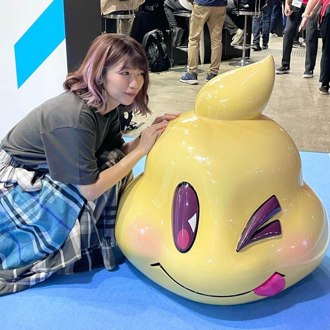 ぱいぱいでか美のインスタグラム：「東京ゲームショウ🎮 . 昨日は #TGS2023 のKONAMIメインステージにて #ラジルギ2 スペシャルトークのMCさせて頂きました〜！ プレスデーも大盛況ですごかった！ 配信で見てくださったファンの方もありがとうございました☺️ 開発チームの皆さんや、キャストの皆さんから ラジルギ2についてたっぷり伺えてプレイしたくなったよ！  今日明日は一般公開日なので 明日行く方はぜひ試遊しにいってくださいねー！  写真は同じKONAMIブースにあった桃鉄のうんち😫 通れないんですけど😩 バキュームカードください😩 . #TGS2023 #東京ゲームショウ2023  #幕張メッセ #KONAMI #ラジルギ2 #桃鉄 #でか美ちゃん」