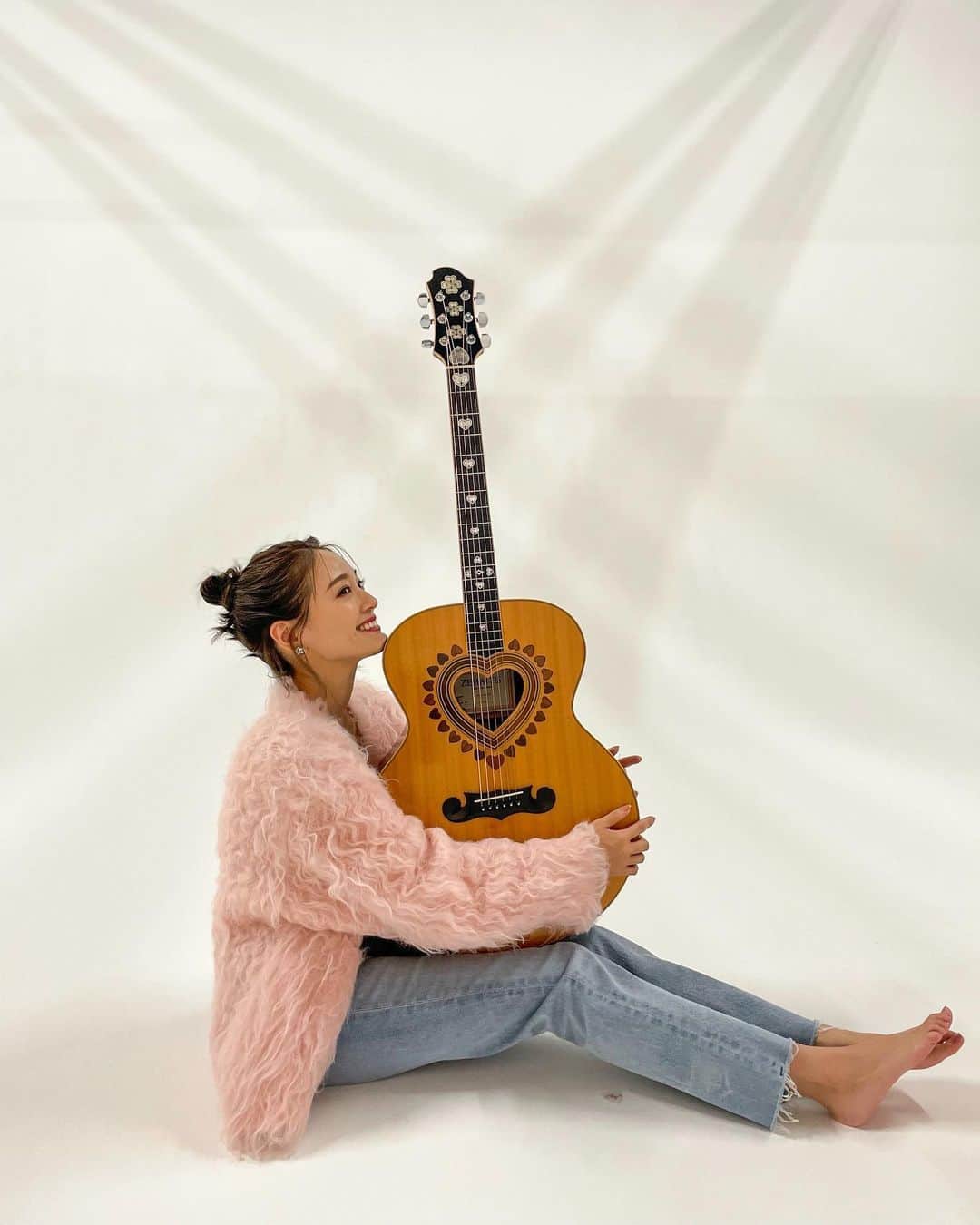 のインスタグラム：「CanCam11月号発売しました! 是非チェックしてね♡  #cancam  #guitar  #zemaitis」