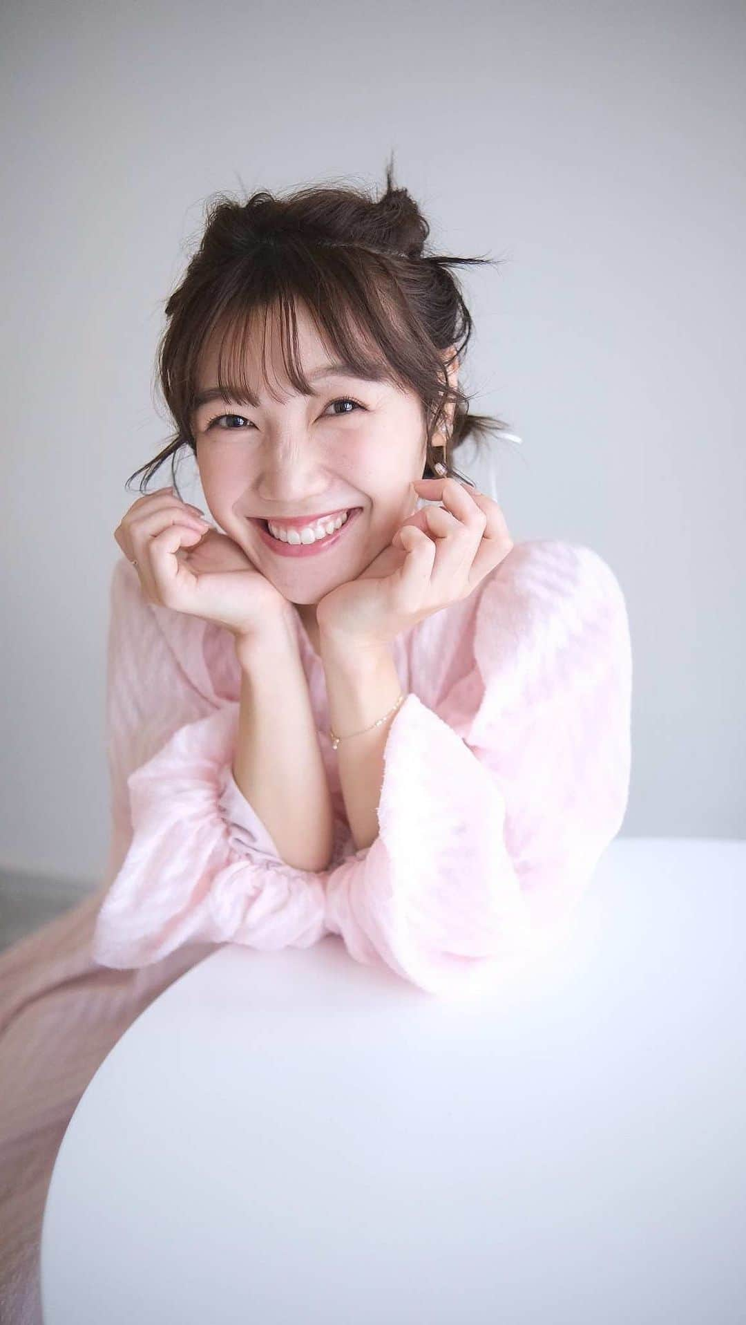 黒田りさのインスタグラム：「🎀#ヘアアレンジ  お友達の結婚式参列だったので、お呼ばれヘアを くまさんにお願いしました〜🫶 予想だにしない、かわいいねじねじくまだんご付きツノヘアー🥺♡ いつもおまかせで可愛くしてくれるswitchのみなさま♡ ありがとうございました☺️♡♡♡  @tatsuya_kumamoto  @ez___miho   #お呼ばれヘア #お呼ばれコーデ #ねじねじヘア#結婚式ヘアアレンジ#くまだんご#レンタルドレス#セルフォードワンピース」