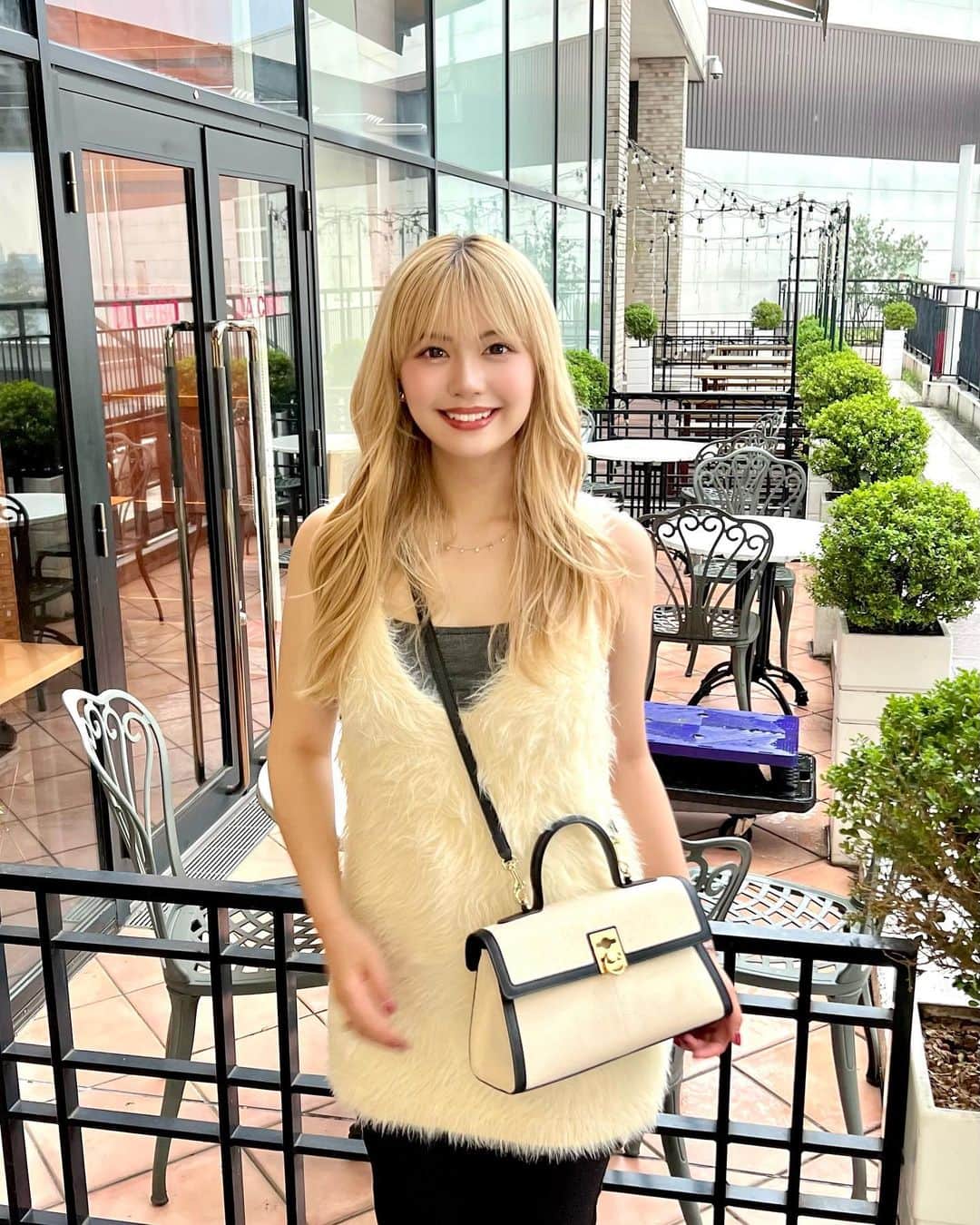 加藤愛梨さんのインスタグラム写真 - (加藤愛梨Instagram)「ふわふわお洋服と可愛すぎるバックでご機嫌あいり👜🩷 オシャレして可愛くしてお出かけはやっぱり楽しいね☺🫶🏻  bagは @cafune.official 🫰🏻🤍  　 　  そろそろ秋服が欲しい時期 🍁🍂🤍 この間ショッピングモールに行ったよ~🛍  ロスから帰って、毎朝幸せに白米を噛み締めています。 朝は納豆キムチ、鮭、味噌汁、明太子がいい🍚🇯🇵  　 　 　   　 #mycafune #cafuné #カフネバッグ」9月23日 21時28分 - l_ovepear