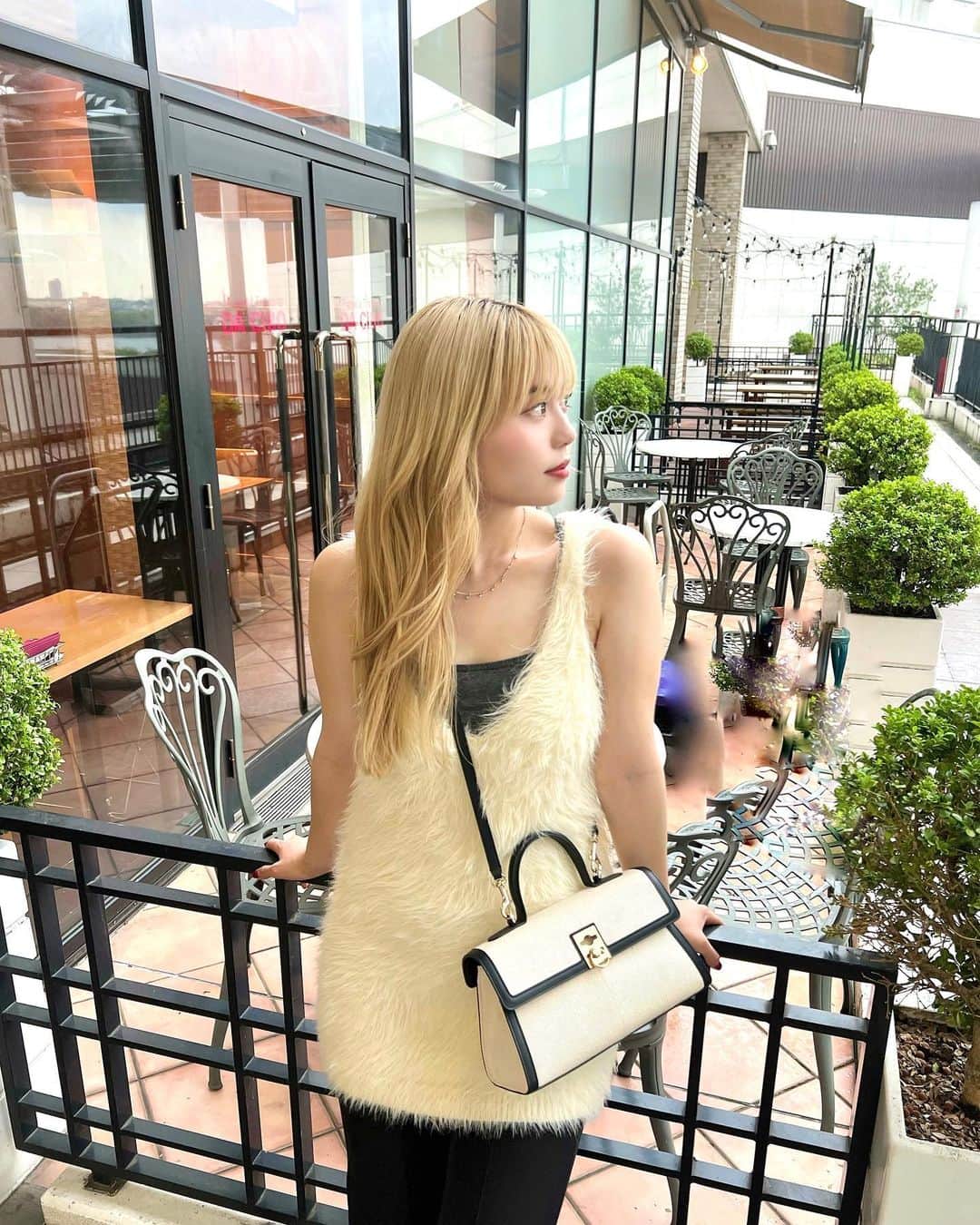 加藤愛梨さんのインスタグラム写真 - (加藤愛梨Instagram)「ふわふわお洋服と可愛すぎるバックでご機嫌あいり👜🩷 オシャレして可愛くしてお出かけはやっぱり楽しいね☺🫶🏻  bagは @cafune.official 🫰🏻🤍  　 　  そろそろ秋服が欲しい時期 🍁🍂🤍 この間ショッピングモールに行ったよ~🛍  ロスから帰って、毎朝幸せに白米を噛み締めています。 朝は納豆キムチ、鮭、味噌汁、明太子がいい🍚🇯🇵  　 　 　   　 #mycafune #cafuné #カフネバッグ」9月23日 21時28分 - l_ovepear