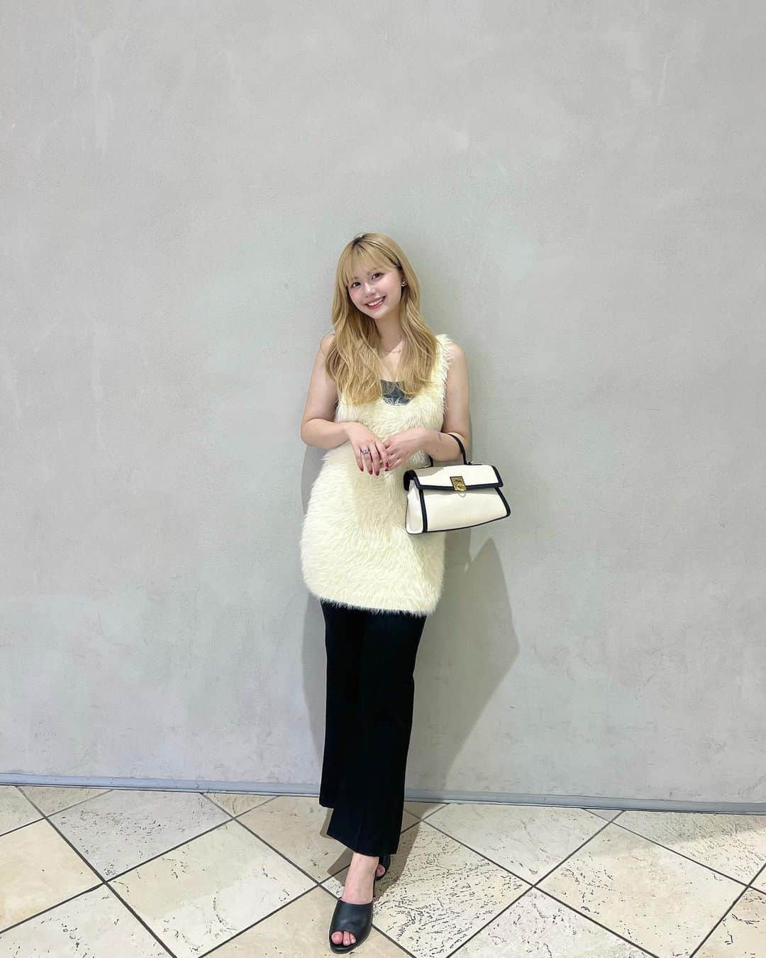 加藤愛梨さんのインスタグラム写真 - (加藤愛梨Instagram)「ふわふわお洋服と可愛すぎるバックでご機嫌あいり👜🩷 オシャレして可愛くしてお出かけはやっぱり楽しいね☺🫶🏻  bagは @cafune.official 🫰🏻🤍  　 　  そろそろ秋服が欲しい時期 🍁🍂🤍 この間ショッピングモールに行ったよ~🛍  ロスから帰って、毎朝幸せに白米を噛み締めています。 朝は納豆キムチ、鮭、味噌汁、明太子がいい🍚🇯🇵  　 　 　   　 #mycafune #cafuné #カフネバッグ」9月23日 21時28分 - l_ovepear