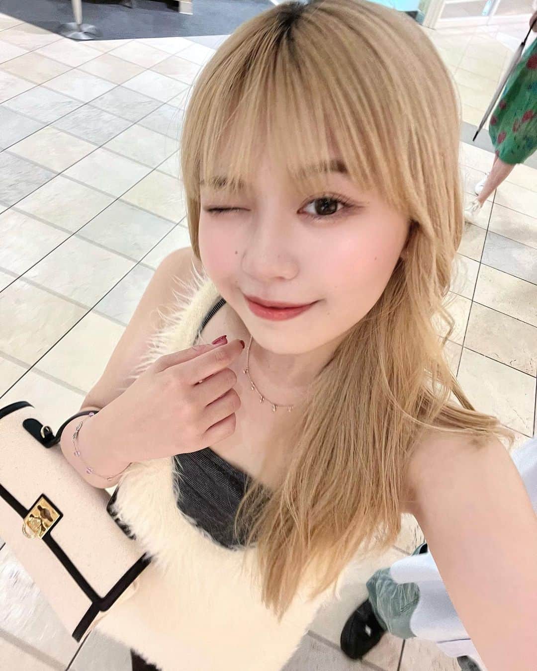 加藤愛梨さんのインスタグラム写真 - (加藤愛梨Instagram)「ふわふわお洋服と可愛すぎるバックでご機嫌あいり👜🩷 オシャレして可愛くしてお出かけはやっぱり楽しいね☺🫶🏻  bagは @cafune.official 🫰🏻🤍  　 　  そろそろ秋服が欲しい時期 🍁🍂🤍 この間ショッピングモールに行ったよ~🛍  ロスから帰って、毎朝幸せに白米を噛み締めています。 朝は納豆キムチ、鮭、味噌汁、明太子がいい🍚🇯🇵  　 　 　   　 #mycafune #cafuné #カフネバッグ」9月23日 21時28分 - l_ovepear