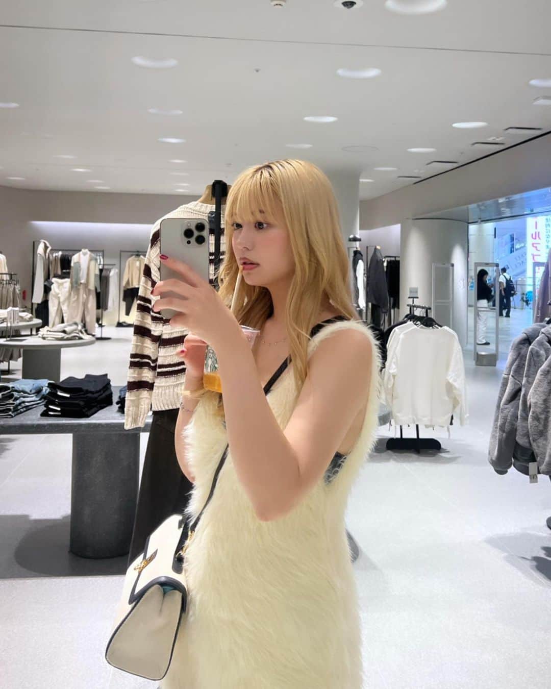 加藤愛梨さんのインスタグラム写真 - (加藤愛梨Instagram)「ふわふわお洋服と可愛すぎるバックでご機嫌あいり👜🩷 オシャレして可愛くしてお出かけはやっぱり楽しいね☺🫶🏻  bagは @cafune.official 🫰🏻🤍  　 　  そろそろ秋服が欲しい時期 🍁🍂🤍 この間ショッピングモールに行ったよ~🛍  ロスから帰って、毎朝幸せに白米を噛み締めています。 朝は納豆キムチ、鮭、味噌汁、明太子がいい🍚🇯🇵  　 　 　   　 #mycafune #cafuné #カフネバッグ」9月23日 21時28分 - l_ovepear