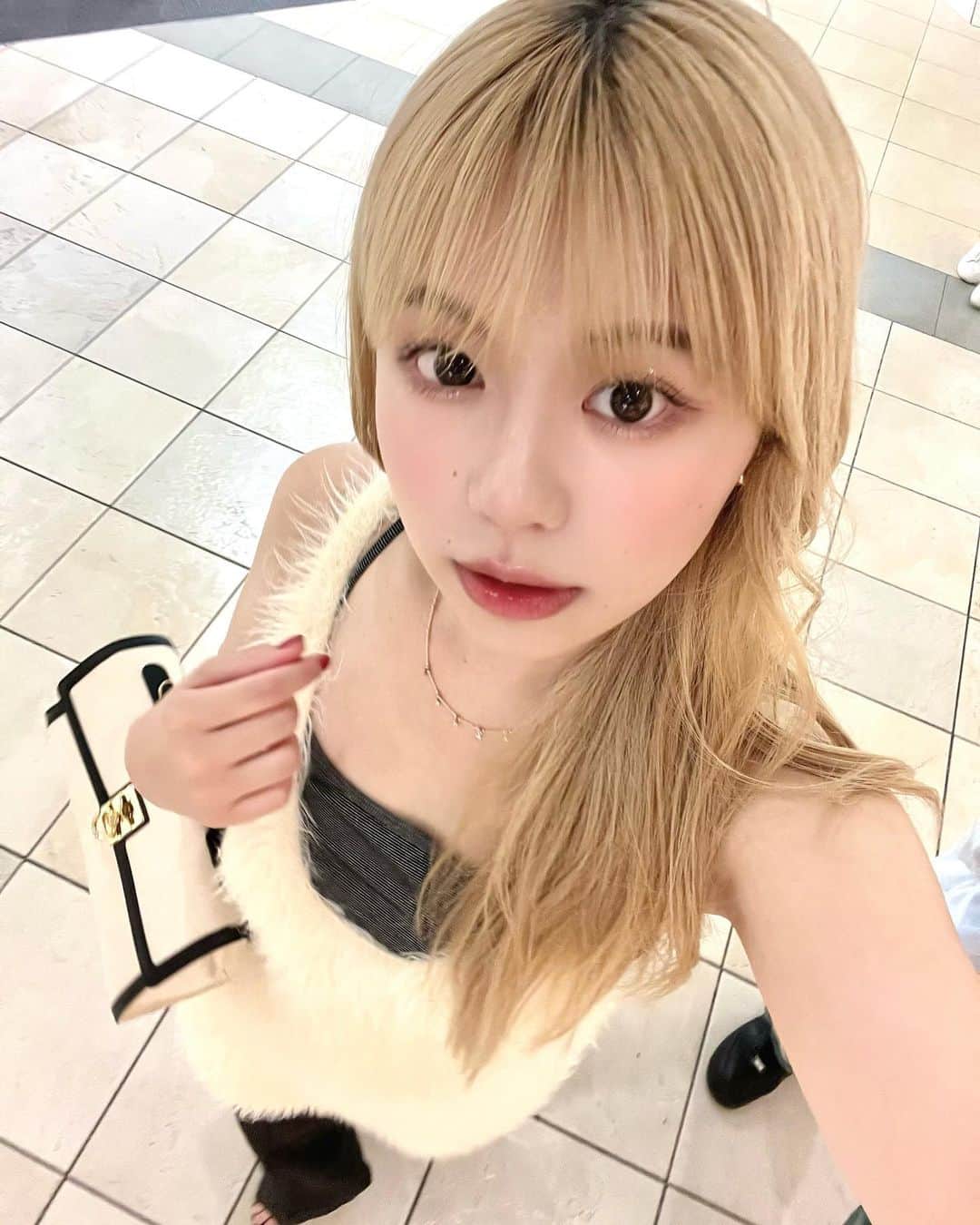 加藤愛梨さんのインスタグラム写真 - (加藤愛梨Instagram)「ふわふわお洋服と可愛すぎるバックでご機嫌あいり👜🩷 オシャレして可愛くしてお出かけはやっぱり楽しいね☺🫶🏻  bagは @cafune.official 🫰🏻🤍  　 　  そろそろ秋服が欲しい時期 🍁🍂🤍 この間ショッピングモールに行ったよ~🛍  ロスから帰って、毎朝幸せに白米を噛み締めています。 朝は納豆キムチ、鮭、味噌汁、明太子がいい🍚🇯🇵  　 　 　   　 #mycafune #cafuné #カフネバッグ」9月23日 21時28分 - l_ovepear