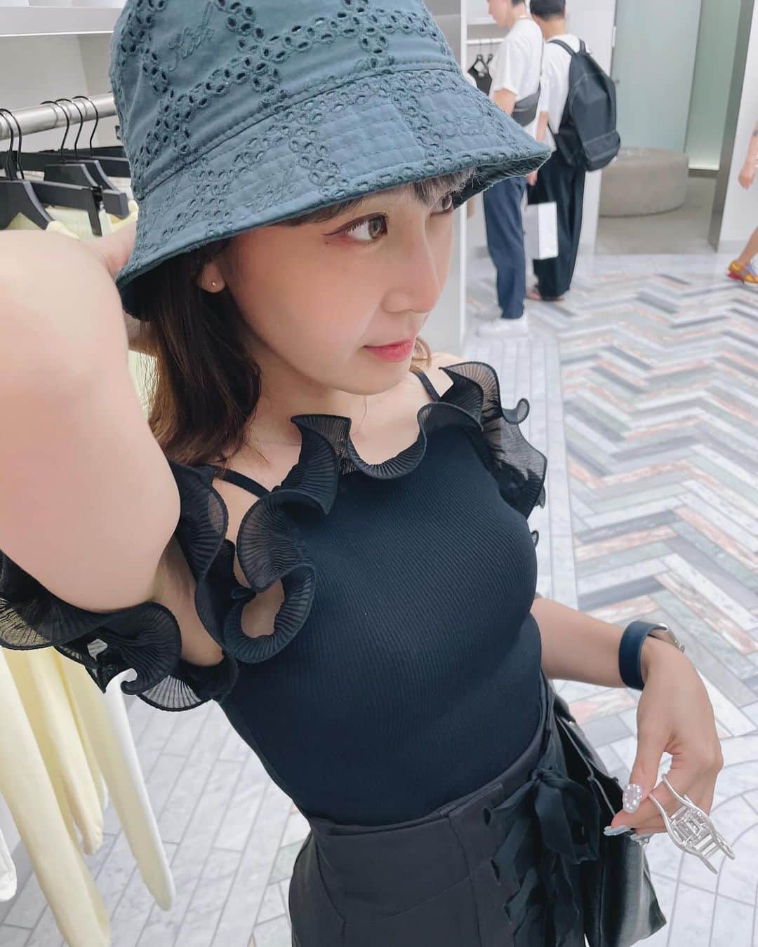 政岡まなみのインスタグラム：「次の髪色めっちゃ悩む😕😕 青好きだった🪻  カメラロール見返したら半年間くらいはずっと青継続してたみたい🌨️」
