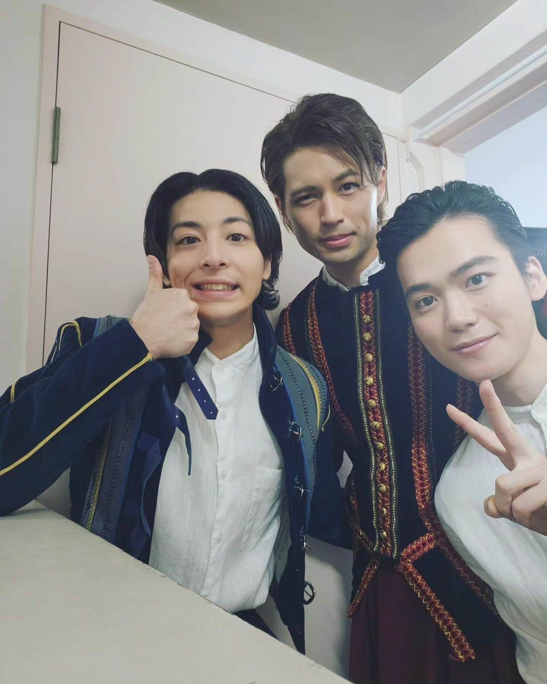 佐伯大地のインスタグラム：「本日も観劇ありがとう御座います🐾 明日は東京千秋楽2公演。よろしくお願い致します🦁明日に向けて滾るよう、高杉くんロミオのオフショをお届けします🐕‍🦺 #2023ロミオとジュリエット #ロミオ #パリス #バルサザー」