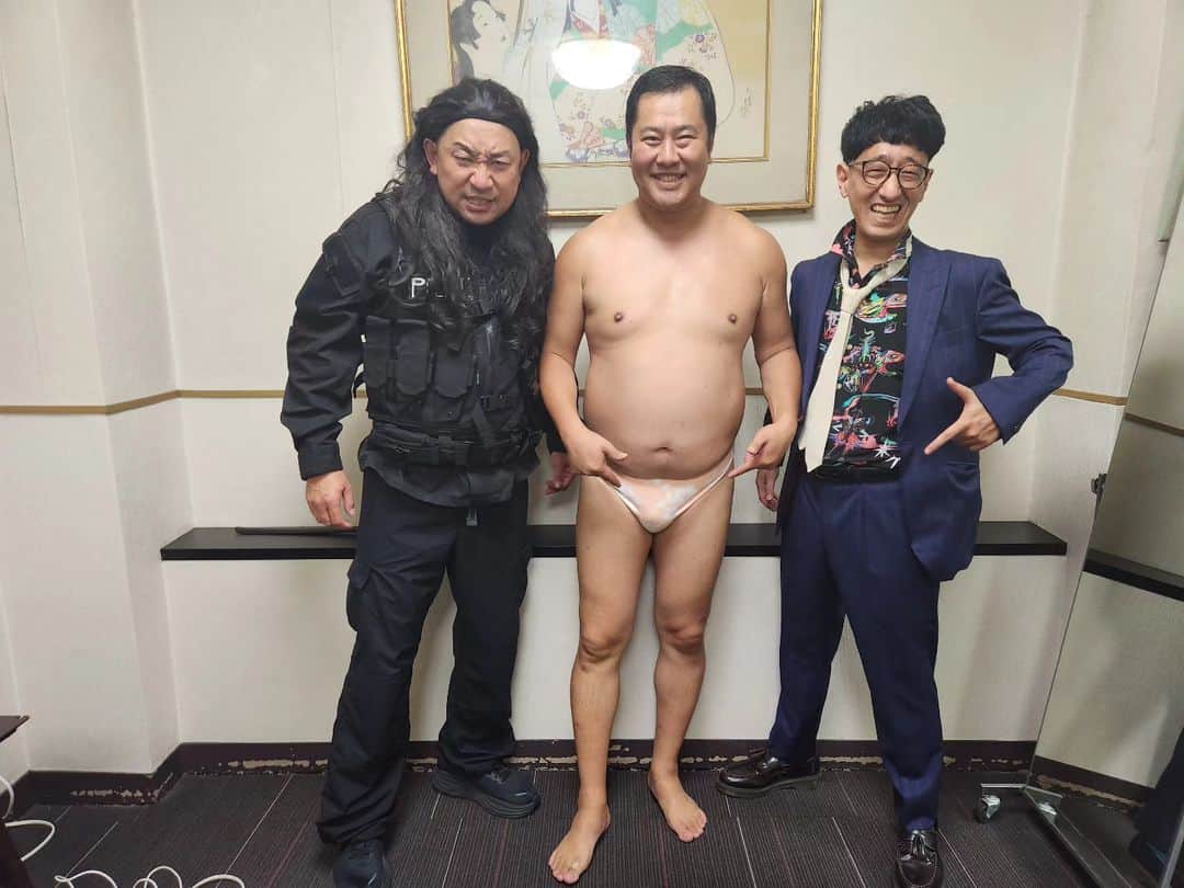 とにかく明るい安村のインスタグラム：「京都祇園花月で「RGが90分あるあるを歌い続け、とにかく明るい安村が全裸ポーズし続ける会　Don’t worry, I’m wearing…Paaants!」 最高でした！  #TONIKAKU」