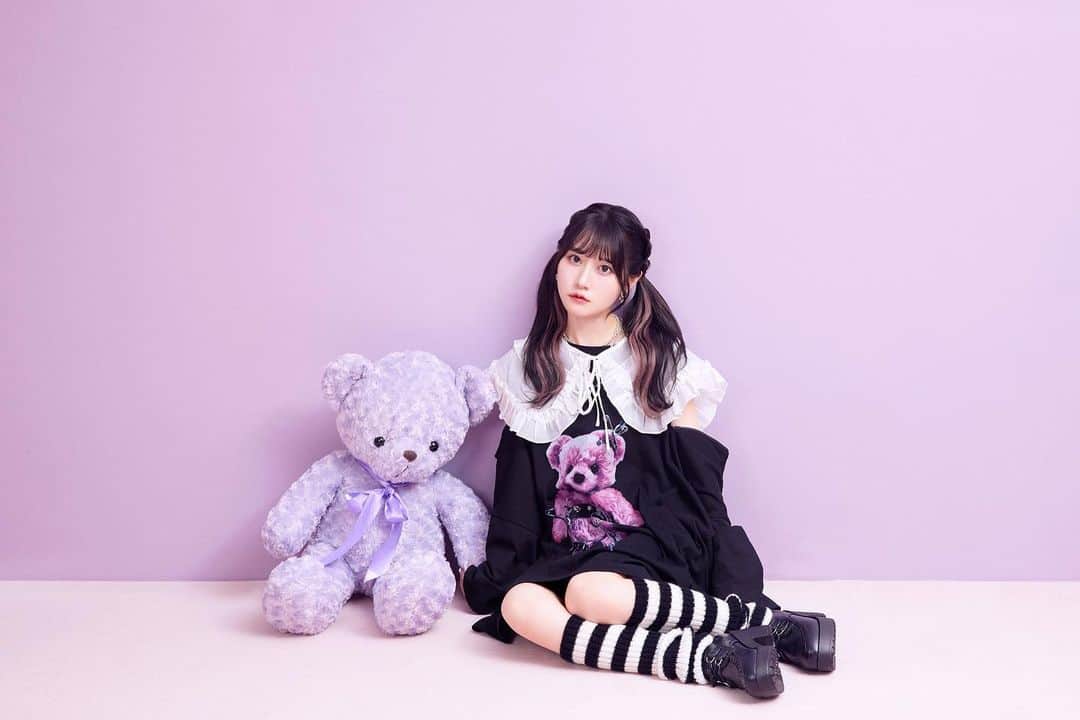 小倉唯のインスタグラム：「／  #小倉唯 Newシングル 👑Empty//Princess.👑 2023.11.22（水）発売🏰✨  ＼  今更ですが、新アー写です🥺🙌✨  リリイベなども決まってますので ぜひチェックしてみてください〜☺️  https://www.ogurayui.jp/  #EmptyPrincess  #👑 #🧸 #💜」