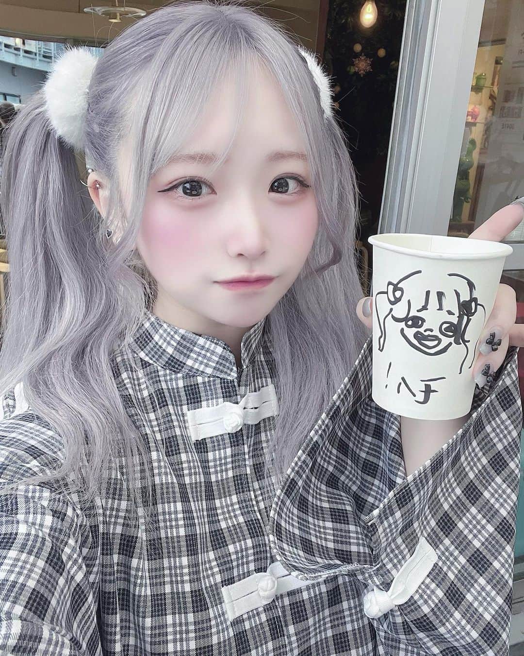 もいちゃんのインスタグラム：「. . にてる .  #ハイトーン  #ハイトーンカラー  #ショートヘア  #ショートボブ  #韓国ヘア  #韓国ファッション #韓国メイク  #純欲メイク  #自撮り  #ピアス #舌ピ  #軟骨ピアス #ヘリックス #アンテナヘリックス #インナーコンク #トラガス #拡張ピアス」