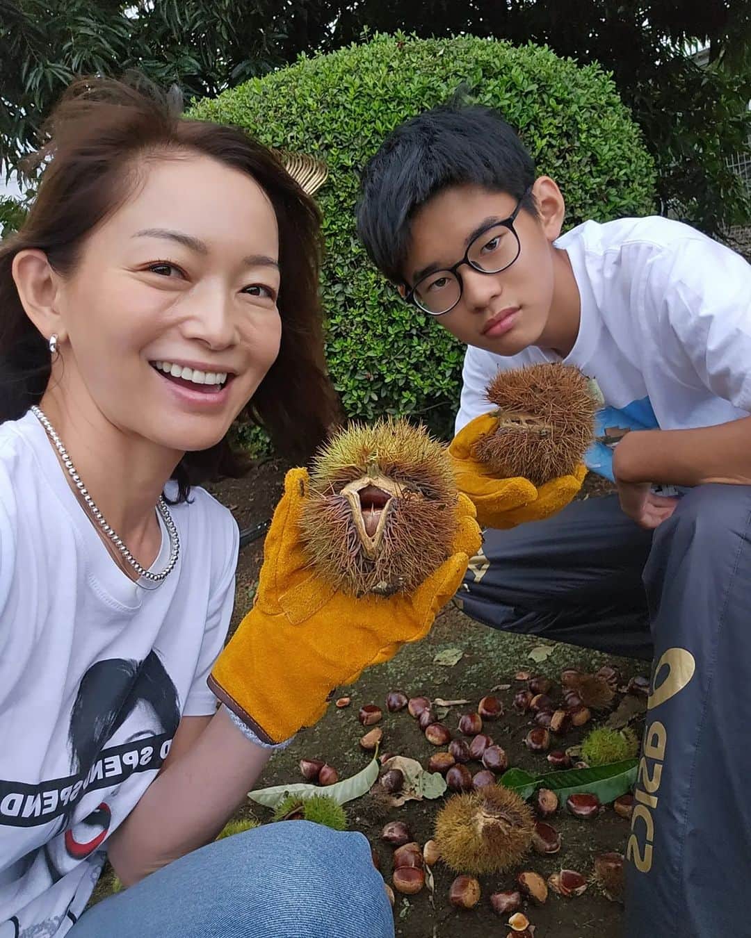 佐藤純さんのインスタグラム写真 - (佐藤純Instagram)「息子とふたりでお友達のお家のお庭で栗拾い🌰  (娘はテニスの試合へ🎾)  立派な栗の木が3本🌳  たくさん取れた‼️  栗拾いなのに…サンダルで来るか？  そんなの私にやられるに決まってんじゃんね～🤣(5枚目の動画)  9枚目は、お友達が作ってくれた渋皮煮🌰  渋皮煮ってすごい手間がかかるんだよね～💦  めっちゃ美味しかった😋💕  クロさん、ヒロさん、ありがとー🙌  その後は実家へ🚙  #栗 #栗拾い #親子 #息子 #中3 #渋皮煮 #ママ #ママモデル #モデル #mama #mamamodel #model」9月23日 21時36分 - junsatoidea