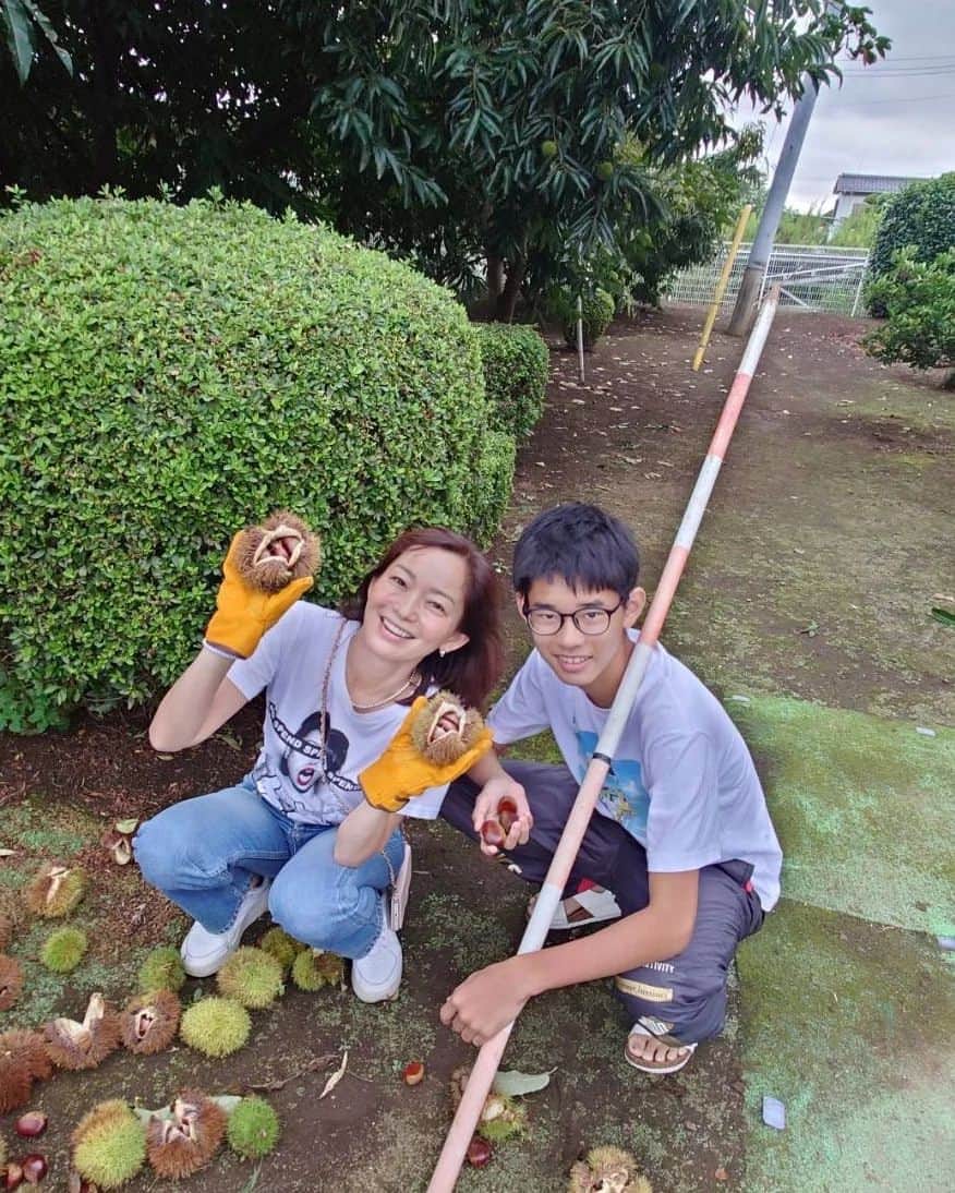 佐藤純さんのインスタグラム写真 - (佐藤純Instagram)「息子とふたりでお友達のお家のお庭で栗拾い🌰  (娘はテニスの試合へ🎾)  立派な栗の木が3本🌳  たくさん取れた‼️  栗拾いなのに…サンダルで来るか？  そんなの私にやられるに決まってんじゃんね～🤣(5枚目の動画)  9枚目は、お友達が作ってくれた渋皮煮🌰  渋皮煮ってすごい手間がかかるんだよね～💦  めっちゃ美味しかった😋💕  クロさん、ヒロさん、ありがとー🙌  その後は実家へ🚙  #栗 #栗拾い #親子 #息子 #中3 #渋皮煮 #ママ #ママモデル #モデル #mama #mamamodel #model」9月23日 21時36分 - junsatoidea