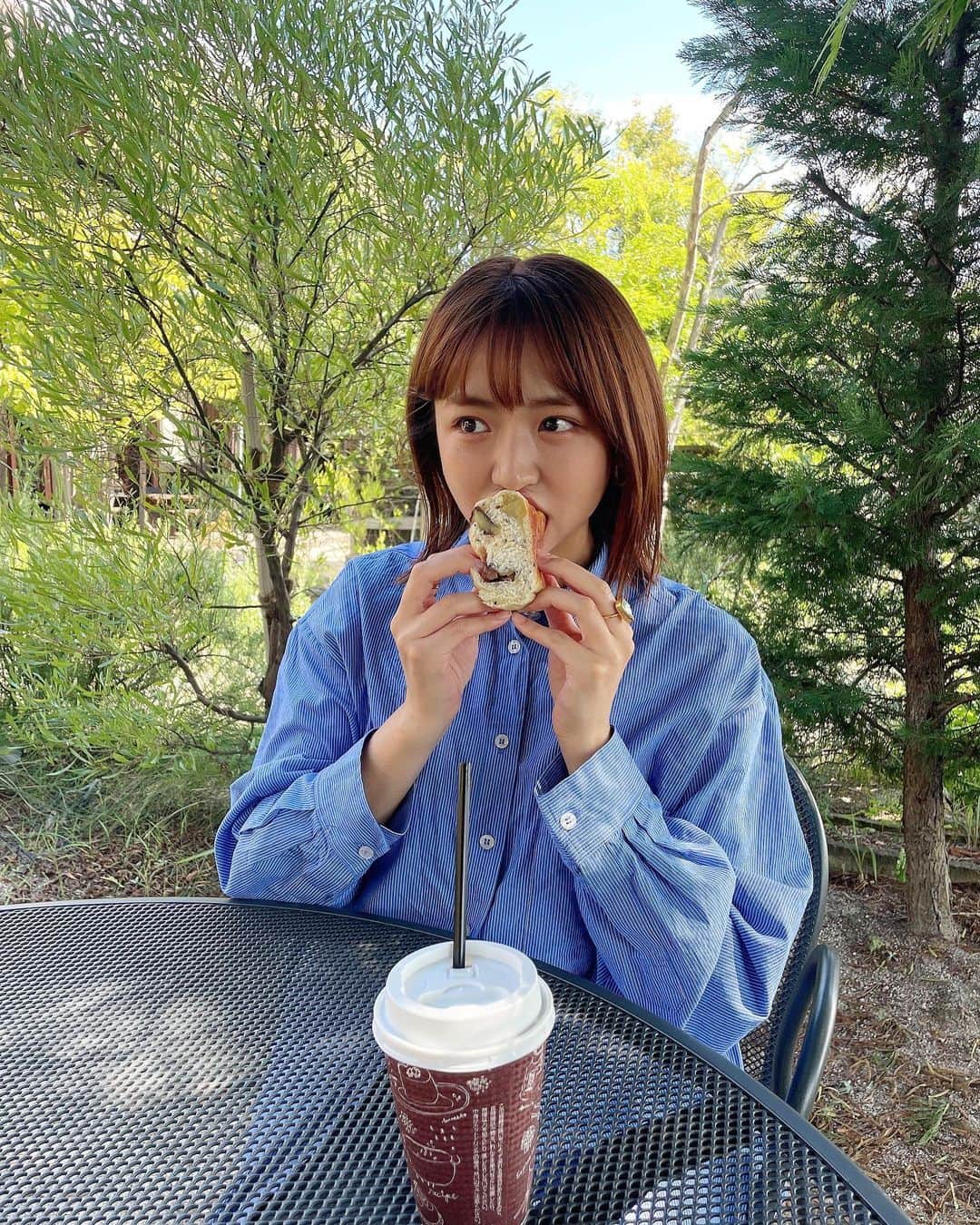 浜崎香帆さんのインスタグラム写真 - (浜崎香帆Instagram)「-----  リールの続き🧵  前にも紹介したオススメお気に入りパン屋さん🥐 #フルフル カリッサクッな明太フランス🤤 これでもか！ってぐらい明太子が詰まっとるんよ🤤🤤 この日はたまたま焼き上がりの時間と被って、焼きたてを頂けたよ🫶  もう一つは栗とさつまいもがゴロっと入っててモチモチなパン🌰🍠 程よい甘さで美味しかった♡  #フルフル松崎本店  #福岡パン屋  #明太フランス #明太子  #福岡グルメ #福岡ランチ #福岡観光 #福岡旅行」9月23日 21時36分 - kaho_hamasaki_tpd