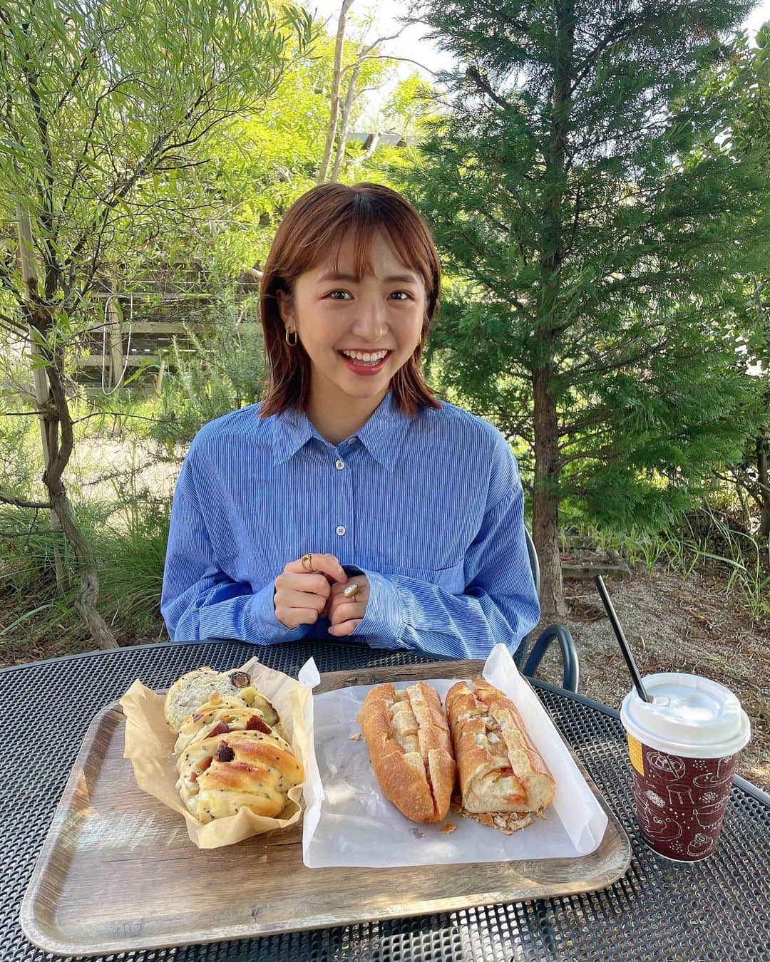 浜崎香帆さんのインスタグラム写真 - (浜崎香帆Instagram)「-----  リールの続き🧵  前にも紹介したオススメお気に入りパン屋さん🥐 #フルフル カリッサクッな明太フランス🤤 これでもか！ってぐらい明太子が詰まっとるんよ🤤🤤 この日はたまたま焼き上がりの時間と被って、焼きたてを頂けたよ🫶  もう一つは栗とさつまいもがゴロっと入っててモチモチなパン🌰🍠 程よい甘さで美味しかった♡  #フルフル松崎本店  #福岡パン屋  #明太フランス #明太子  #福岡グルメ #福岡ランチ #福岡観光 #福岡旅行」9月23日 21時36分 - kaho_hamasaki_tpd