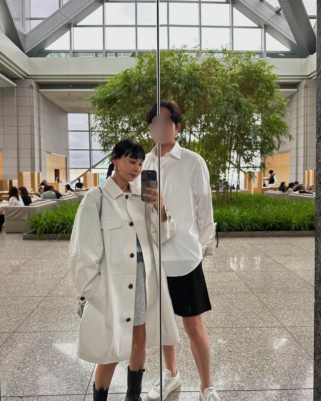 のインスタグラム：「久々にバニーさん（金さん）投稿。  今日はバニーさん（金さん）と  @daisuke_obana さんから結婚祝いでいただいたエステ券を、使いに  PARK HYATTへ！  朝食、エステ、スパとフルコースで堪能させていただきました🥹  アフリカ帰りの体に沁みたー💆  ちなみに今日は雨だったので晴雨兼用コートを、持ってきました✌️  イエロー、白、黒の三色展開なんだけど、  テックコートの、黒を買ったからこれは白かイエローだな！！  絶対オーダーするアイテム✌️  @amerivintage #ameri#amerivintage  #エステday#夫婦デート#parkhyatt」