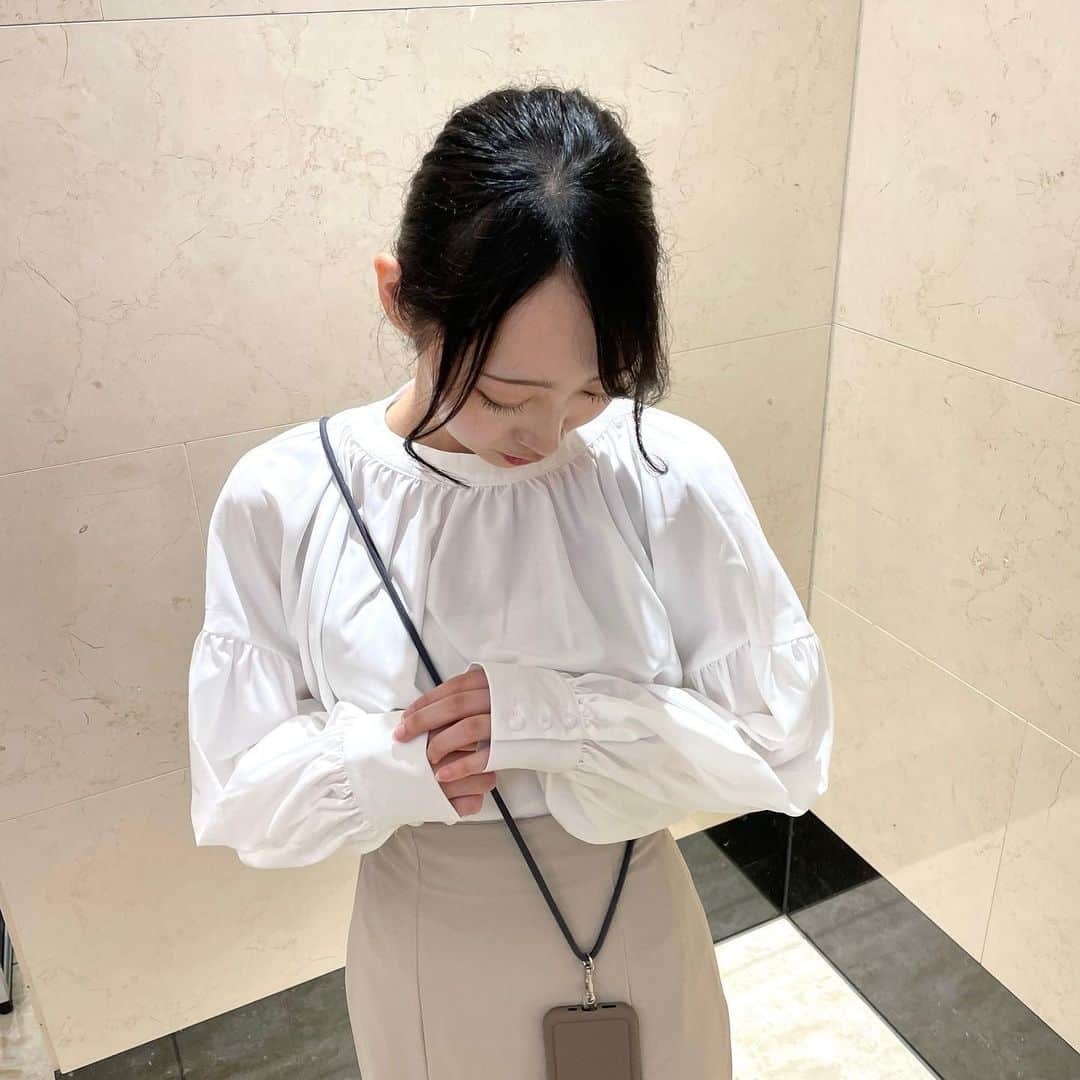 KANAKAのインスタグラム：「高級感のあるシルエットのブラウス🤍  真っ白のブラウスはどんなボトムスにも合うから着回しできて嬉しい😊  #louere #ルエレ #junoah #ジュノア #ジュノアコーデ #ブラウス #ブラウスコーデ #秋服 #タイアップ #淡色 #淡色コーデ」
