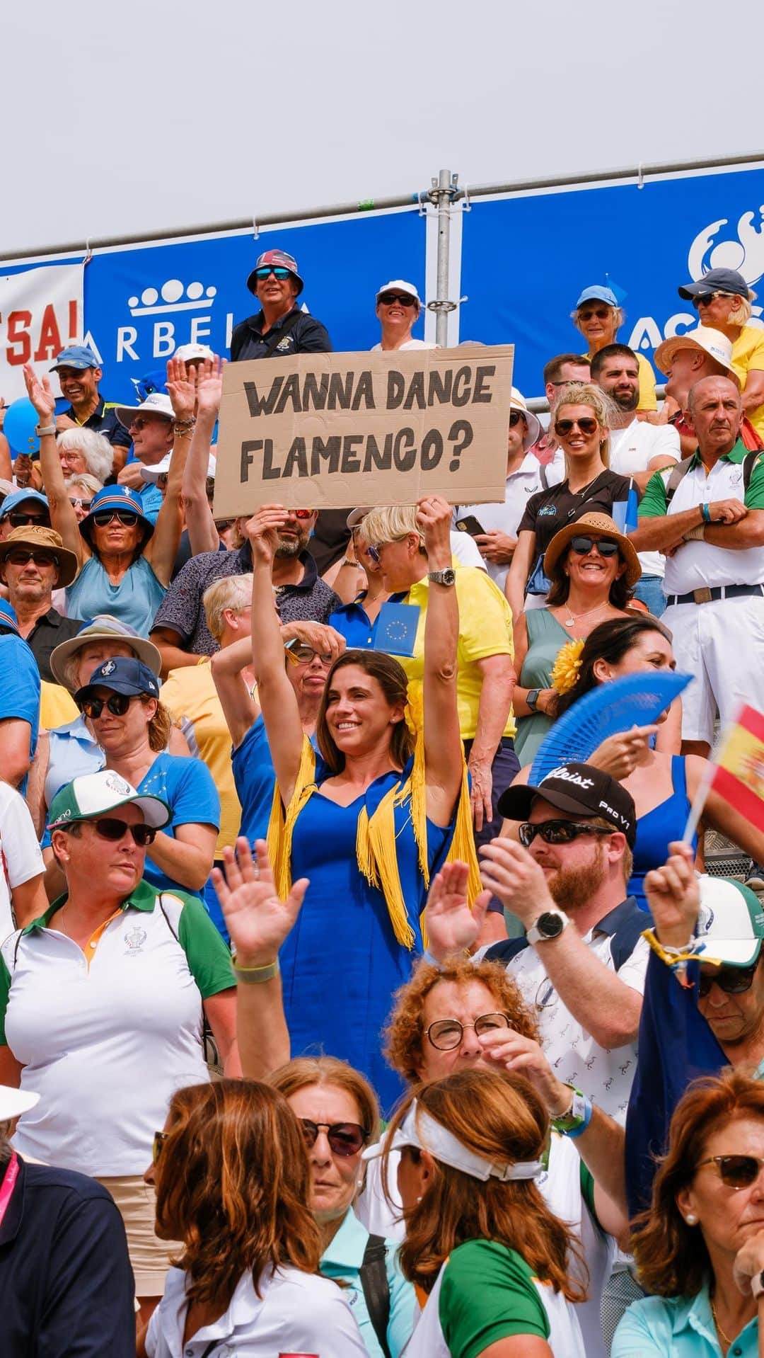 ベレン・モゾのインスタグラム：「Tee-time meets flamenco at this Solheim Cup. 💃🏻⛳️ Who can say no to Belén? 😝 So far she danced with a chicken, 4 bananas and Mr John Solheim itself ⭐️ #SolheimCup #golf #flamenco」