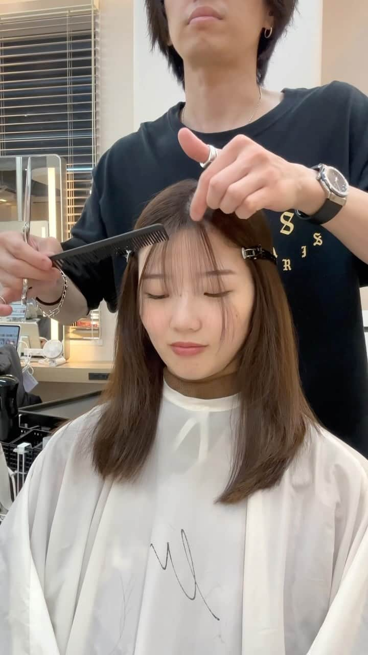 小西涼のインスタグラム：「伸ばしていた前髪✂︎ 短すぎず、重過ぎず、垢抜けた印象にカット✨ 2way前髪✂︎ #シースルーバング 今回は ●眉下の長さ、やや長め ●幅は目尻の幅で、軽め ●毛先はサラっと軽め ●サイドバングはリップライン . 久しぶりに作る前髪は緊張、不安ですよね🥲 相談して一緒に決めていきましょう😊 任せてくださりありがとうございました！ ． 今回は シースルーバングでも大人っぽく ． カラーは くすみ色のグロスグレージュを入れています▶︎ ．  皆様の参考になれば嬉しいです。 ． ． #前髪 #薄め前髪#フェイスレイヤー #ベージュ#グレージュ#グロスグレージュ」