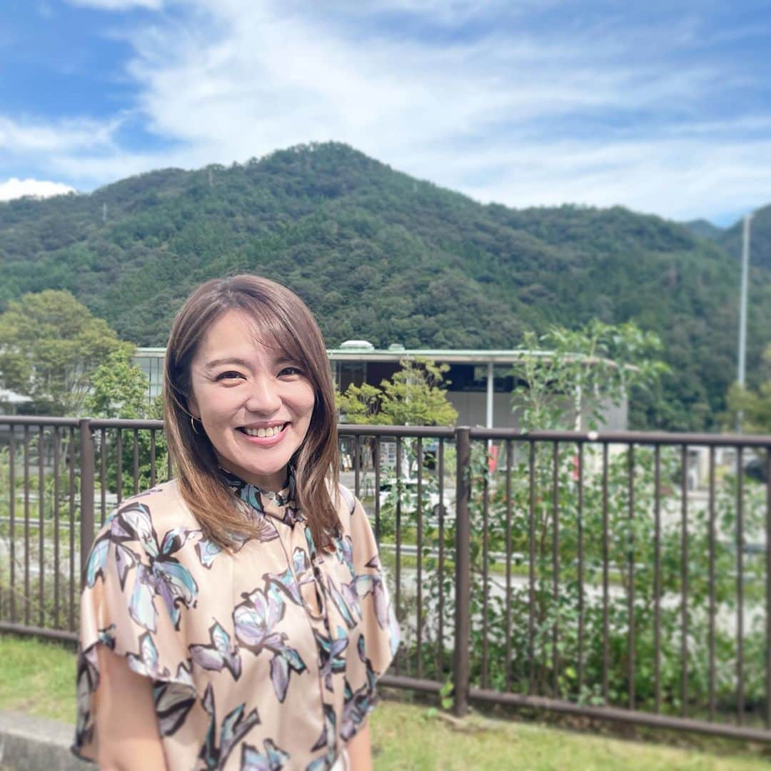今井絵理子のインスタグラム：「兵庫県朝来市で開催された手話言語条例制定5周年イベントにお招きいただき、お話をさせていただきました。  9月23日は2017年12月19日に国連総会で決議された「手話言語の国際デー」です。 決議文では、手話言語が音声言語と対等であることを認め、ろう者の人権が完全に保障されるよう国連加盟国が社会全体で手話言語についての意識を高める手段を講じることを促進することとされています。  今日は日本各地で手話普及に関するイベントやライトアップが開催されており、朝来市の観光名所である竹田城跡もブルーライトで彩られています。  講演会にはろう者・聴者の多くの方にご参加いただきました。手話を併用しながら講演させていただいたのですが、ろう者の方たちはその都度手話で反応いただくなど双方向でコミュニケーションをとりながら、楽しい時間を過ごすことができました。  このような機会を通じて、一人でも多くの方に手話に対する理解を深めていただけると嬉しく思います。」