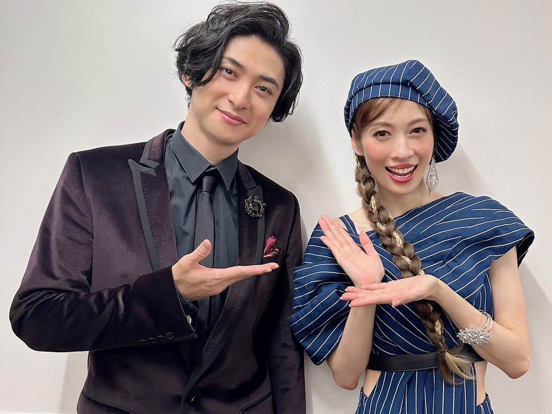 のインスタグラム：「本日、明日海りおさんのコンサート「ヴォイスインブルー」にゲスト出演させて頂きました！ 明日海さん、流石です。痺れました。 ファンの皆様も温かく迎え入れて下さり感謝しております。 素敵な時間をありがとうございました^_^  #ヴォイスインブルー」