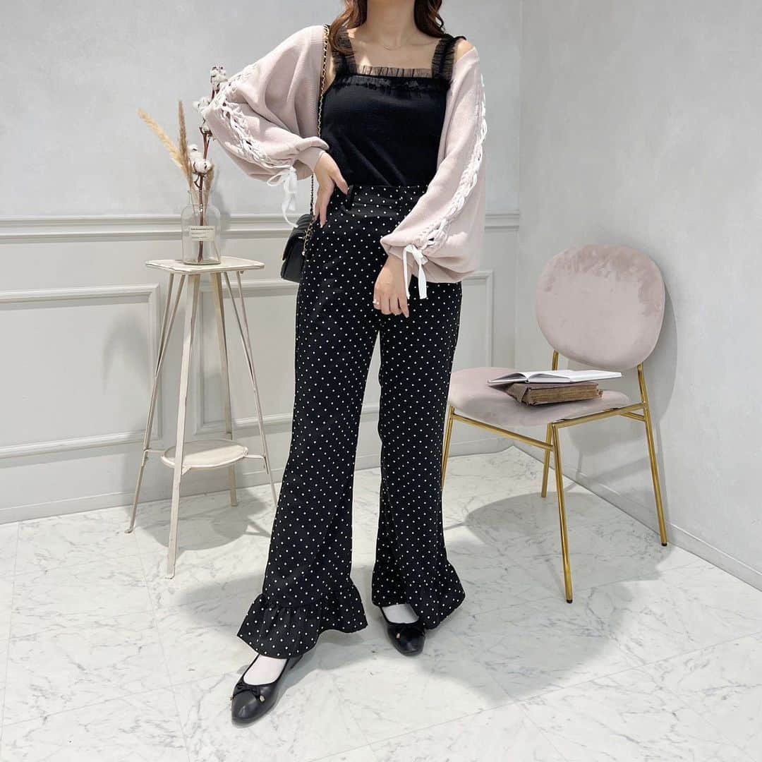 apres jour(アプレジュール) さんのインスタグラム写真 - (apres jour(アプレジュール) Instagram)「【new arrival🎀】発売中！ ⁡ ◆存在感たっぷりなキャミソール  肩紐と胸元にギャザーチュールが施された、華やかなデザイン♡  カーディガンをさらっと羽織ってチュールを覗かせて着るのはもちろん、 トップスに響かないくらいのボリュームなので インナーとしてもお使いいただけます。  カップが付いており、下着レスで着用できるのも嬉しいポイント。 しっかりホールドしてくれるので着心地も◎ オフショルダーのお洋服や肌見せ系トップスも気兼ねなく楽しめます♪ ⁡ ⁡ #アソートリブチュールキャミソール 商品番号🔎983585 サイズ…F,XL ¥2,595(taxin) ⁡ ⁡ こちらの画像はインスタ用に加工しておりますので、カラーの雰囲気が実際の商品と異なる場合がございます。 商品ページにてカラーのご確認をお願い致します。 ⁡ #ZOZOでしか買えない #アプレジュール #アプレ部」9月23日 21時45分 - apres_jour