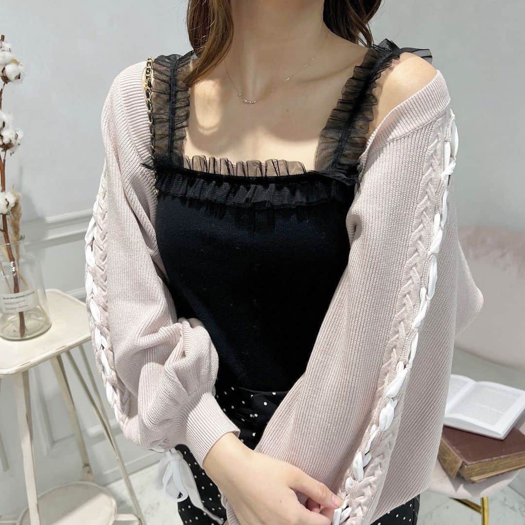 apres jour(アプレジュール) さんのインスタグラム写真 - (apres jour(アプレジュール) Instagram)「【new arrival🎀】発売中！ ⁡ ◆存在感たっぷりなキャミソール  肩紐と胸元にギャザーチュールが施された、華やかなデザイン♡  カーディガンをさらっと羽織ってチュールを覗かせて着るのはもちろん、 トップスに響かないくらいのボリュームなので インナーとしてもお使いいただけます。  カップが付いており、下着レスで着用できるのも嬉しいポイント。 しっかりホールドしてくれるので着心地も◎ オフショルダーのお洋服や肌見せ系トップスも気兼ねなく楽しめます♪ ⁡ ⁡ #アソートリブチュールキャミソール 商品番号🔎983585 サイズ…F,XL ¥2,595(taxin) ⁡ ⁡ こちらの画像はインスタ用に加工しておりますので、カラーの雰囲気が実際の商品と異なる場合がございます。 商品ページにてカラーのご確認をお願い致します。 ⁡ #ZOZOでしか買えない #アプレジュール #アプレ部」9月23日 21時45分 - apres_jour